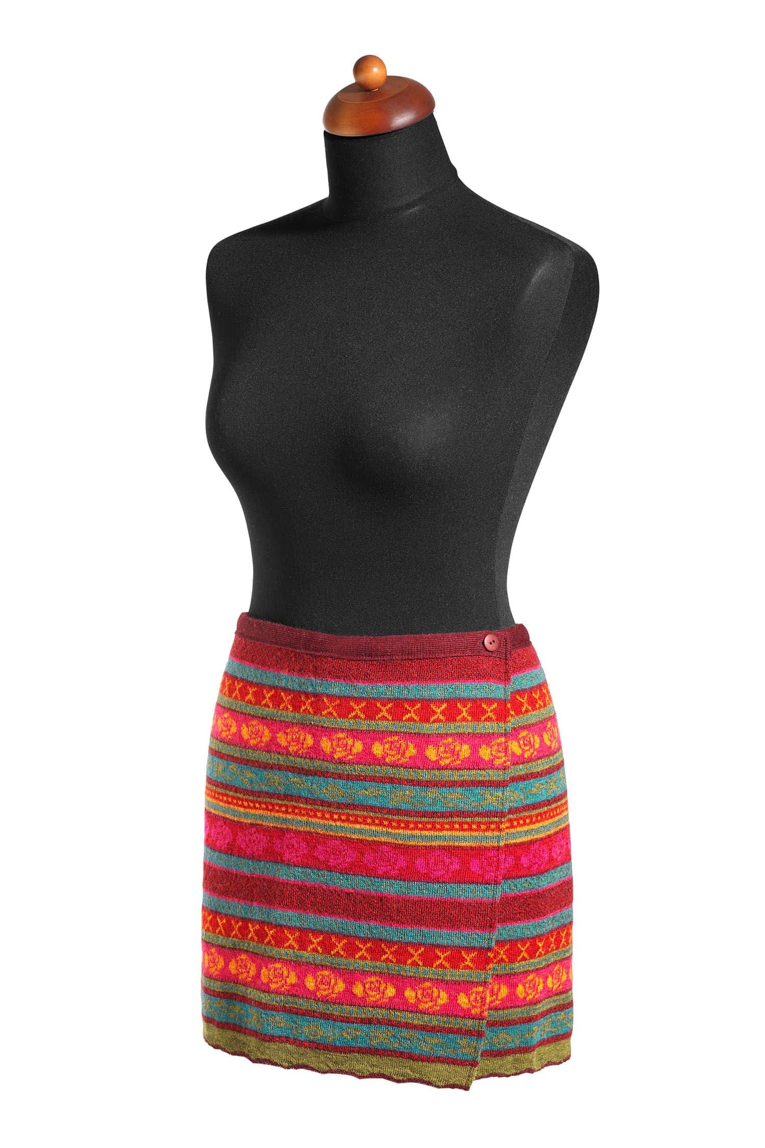 rot bunt gemusterter Cacheur aus bio Wolle (kbT) an Schneiderpuppe