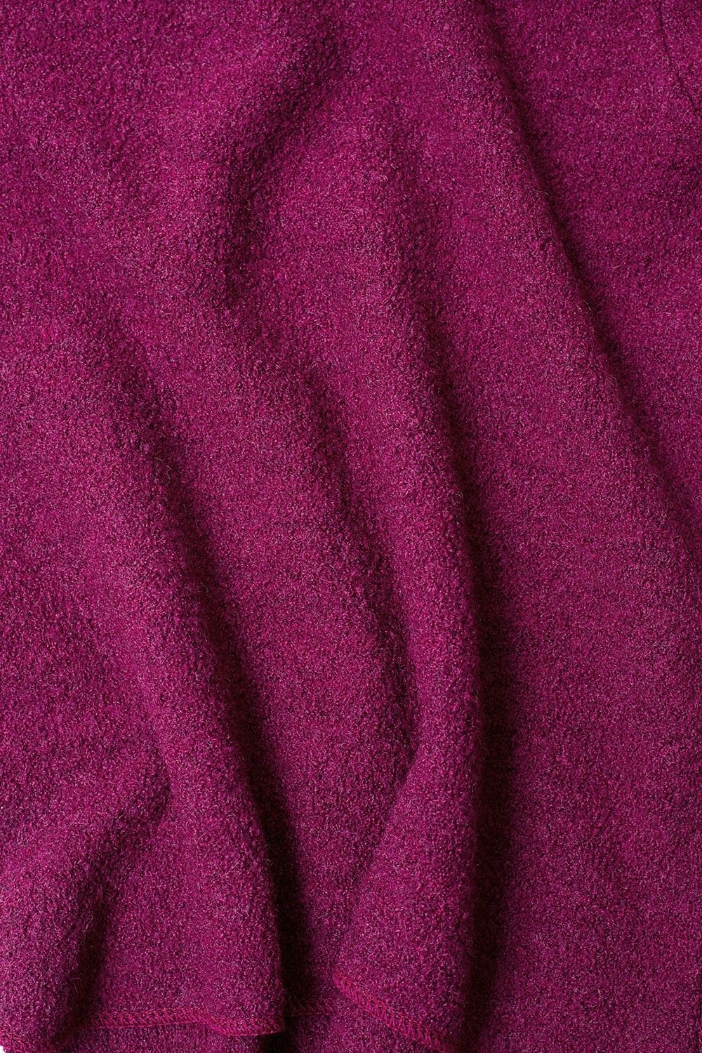 Nahaufnahme der Struktur des pinken Pulli aus bio Wolle (kbT)