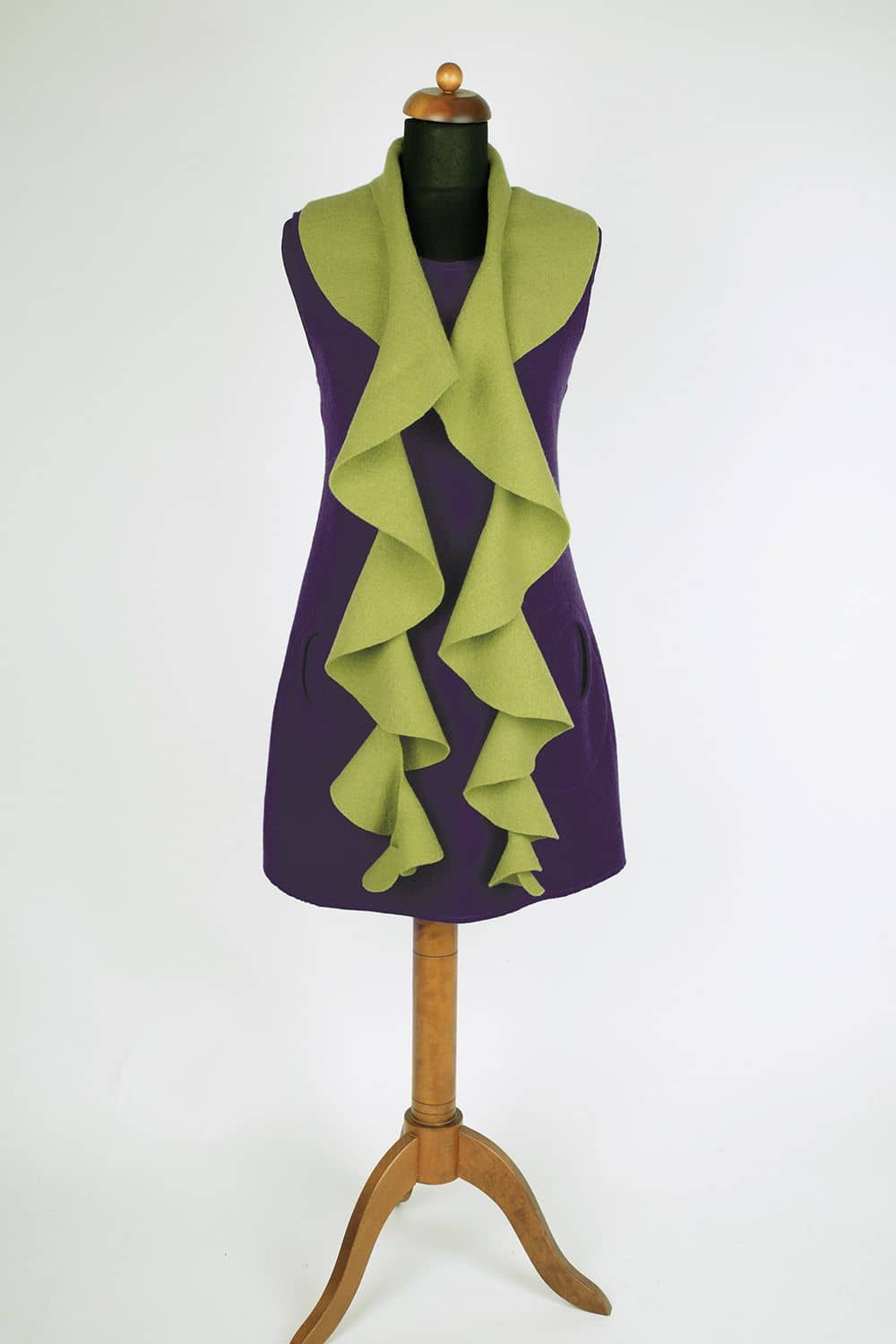 Schneiderpuppe trägt lila Kleid und grünen Volantschal aus Strickwalk mit bio Wolle (kbT)