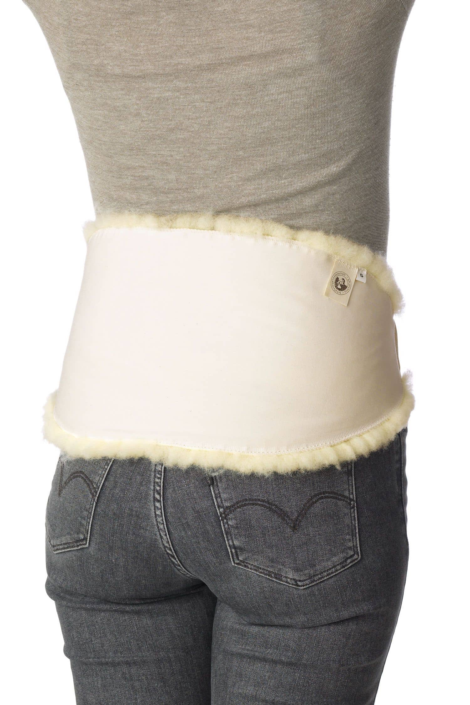 Model von hinten mit grauer Kleidung und weißem relugan gegerbtem Finkhof Rückenwärmer aus Schaffell und bio Baumwolle (kbA)