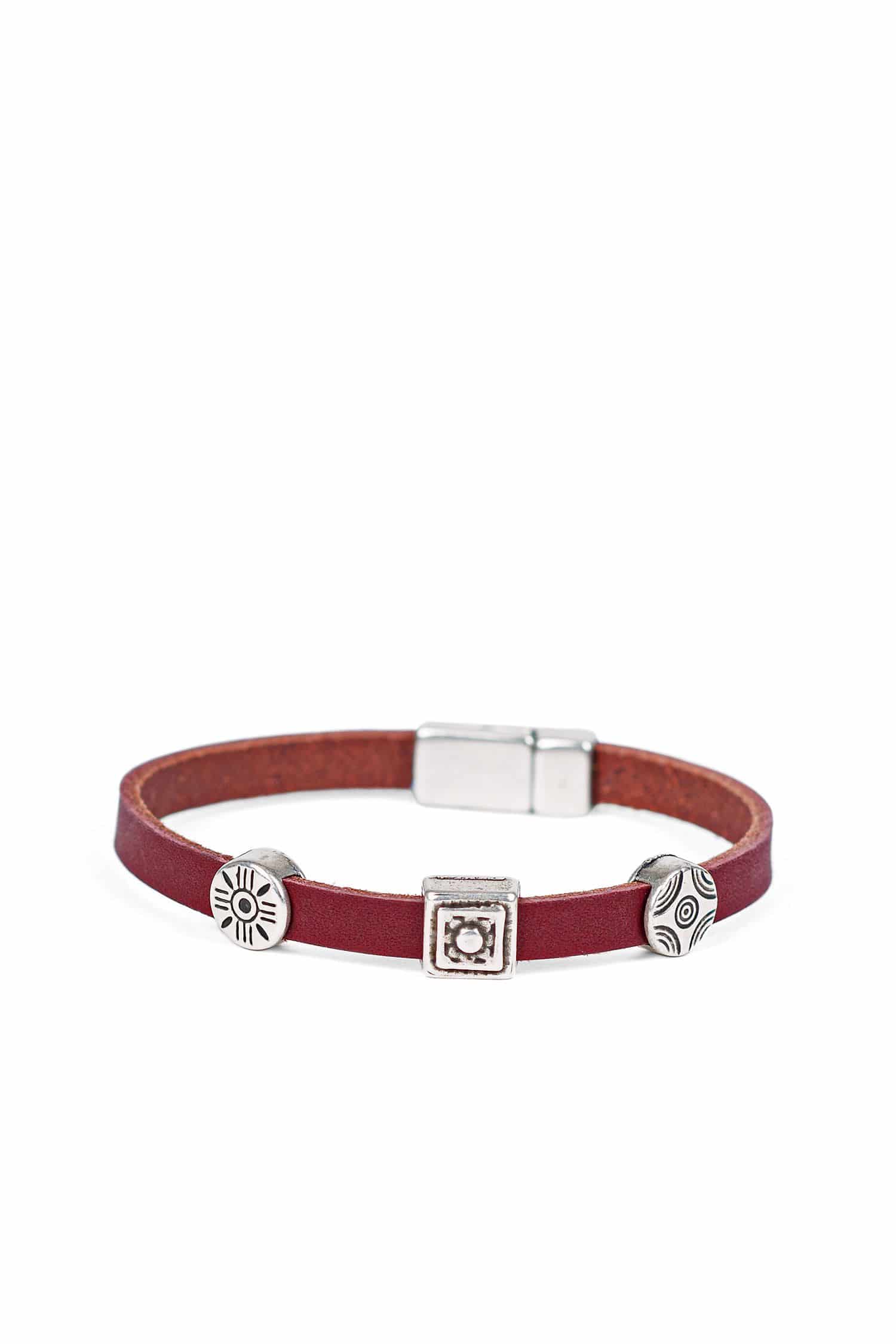 geschlossenes burgunderfarbenes Lederarmband mit silbernen Details und Verschluss, Freisteller