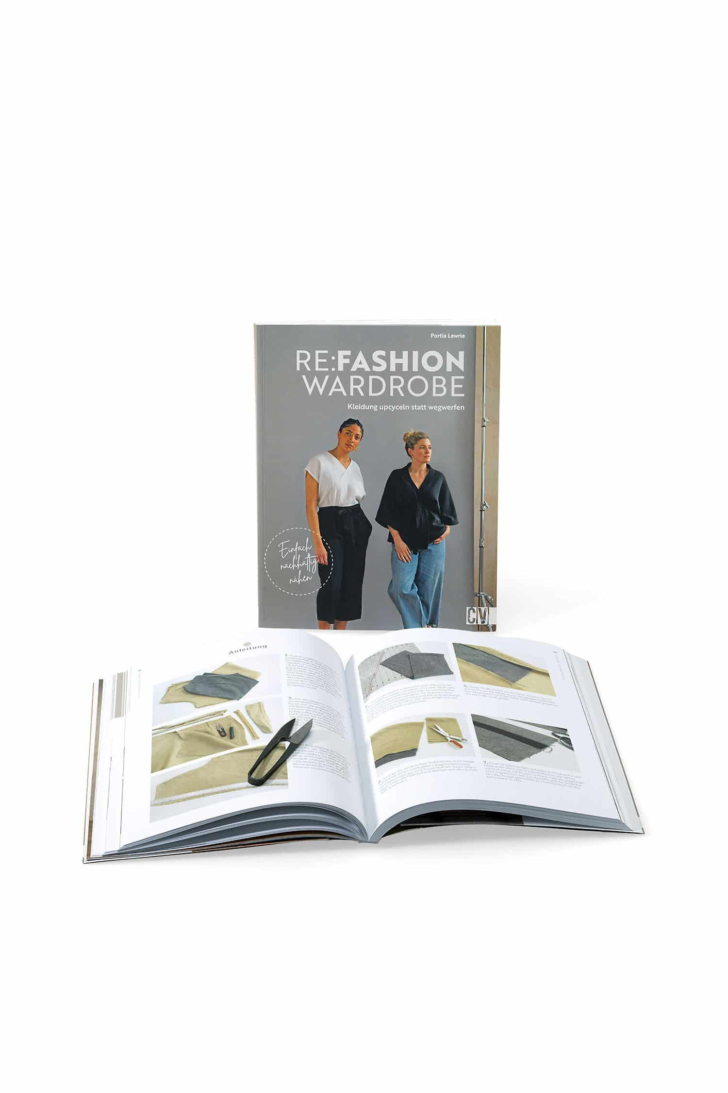 Buch ,,RE:Fashion Wardrobe – Kleidung upcyceln statt wegwerfen" mit aufgeschlagenem Exemplar davor