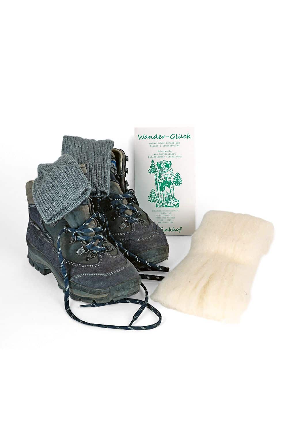 Wanderglück Wanderglück vom Finkhof in 15g Packung aus bio Wolle (kbT) auf Stimmungsbild mit Wanderschuhen und Socken