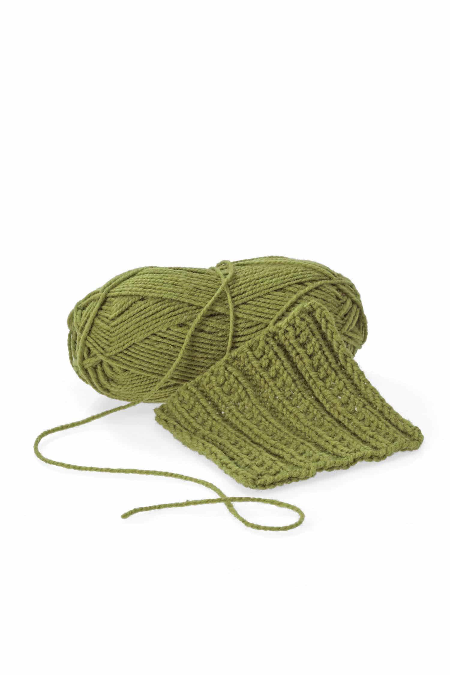 dicke Finkhof Merinwolle aus bio Wolle (kbT) in olivegrün als Knäul mit Strickstück