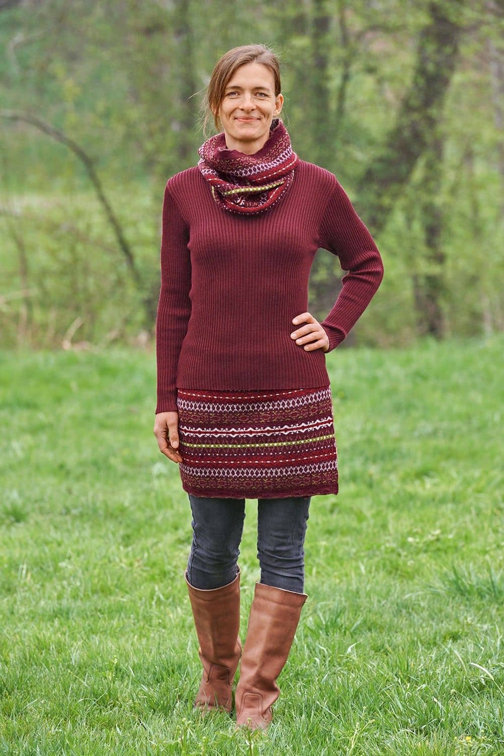 Frau mit Jeans, gemustertem Schal und Cacheur und bordeauxrotem Shirt mit V Ausschnitt aus bio Wolle (kbT) vom Finkhof