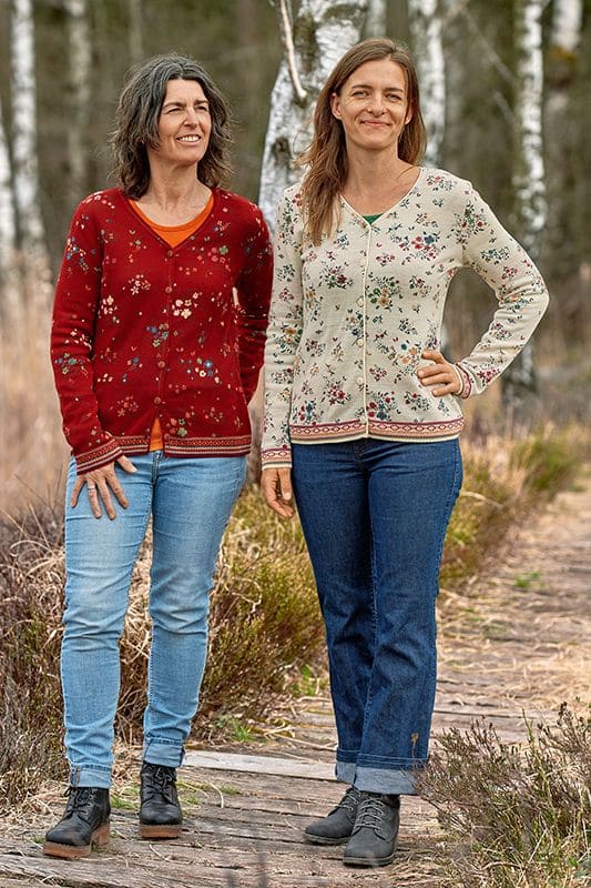Cardigan Nelia Frauen tragen roten und weißen Cardigan mit Blumenmuster aus bio Merinowolle (kbT) und Baumwolle (kbA)