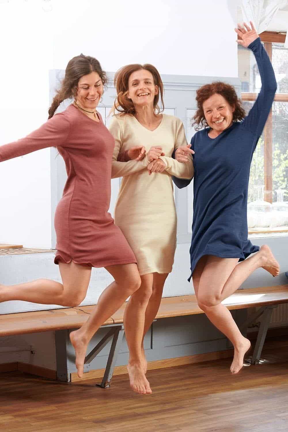Frauen mit Wolle Seide Nachthemden aus bio Wolle (kbT) und Seide in drei verschiedenen Farben hüpfen zusammen hoch
