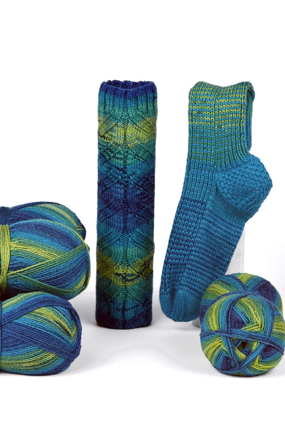 feine blau grüne Finkhof Sockenwolle mit Farbverlauf aus bio Wolle (kbT) als Knäule und mit fertiger Socke