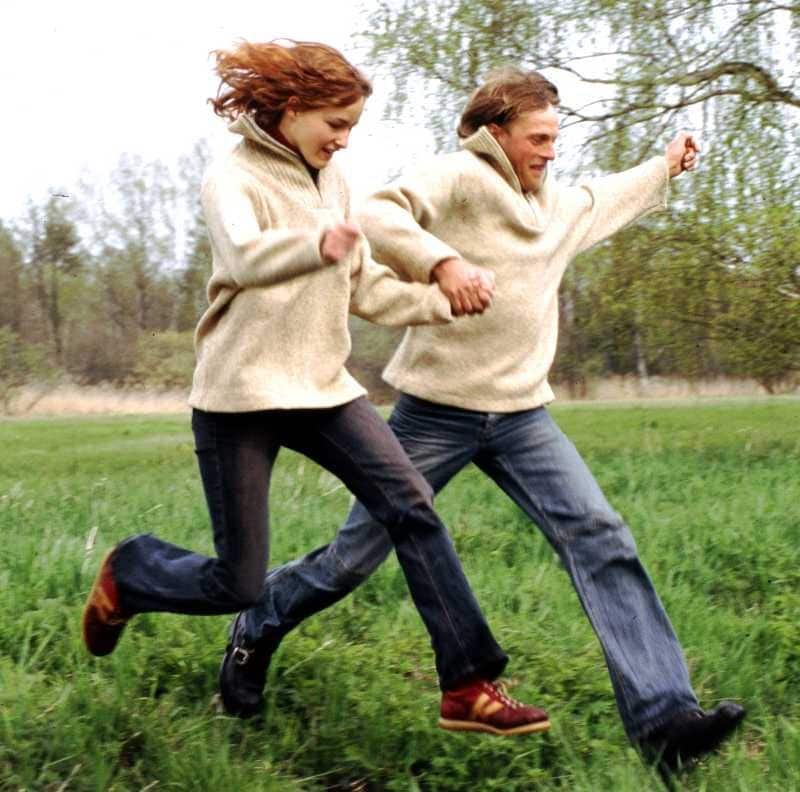 Finkhöfler rennen in hellen Troyern über eine Wiese