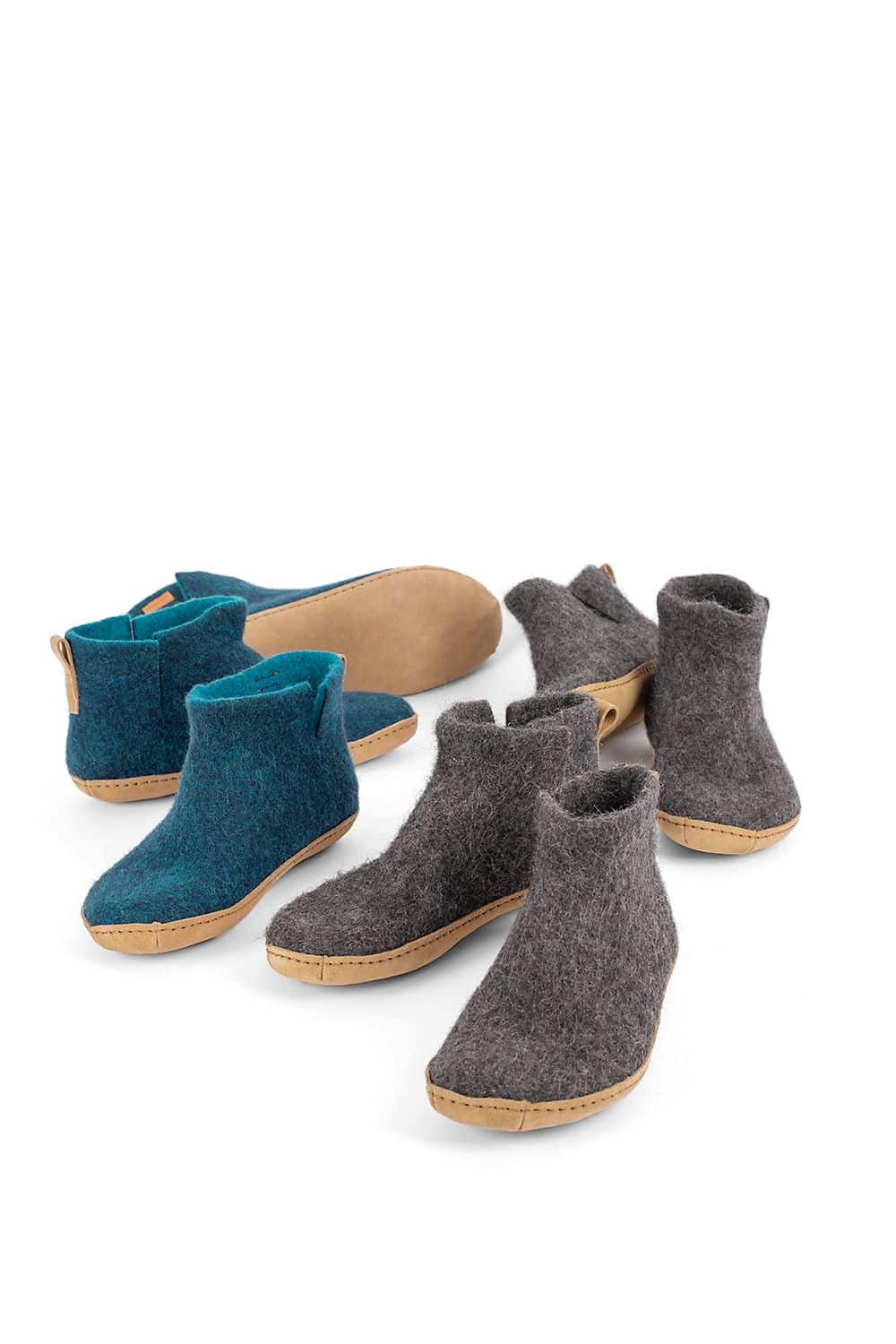 Filzstiefel türkise und graue Filzstiefel mit brauner Sohle auf weißem Untergrund