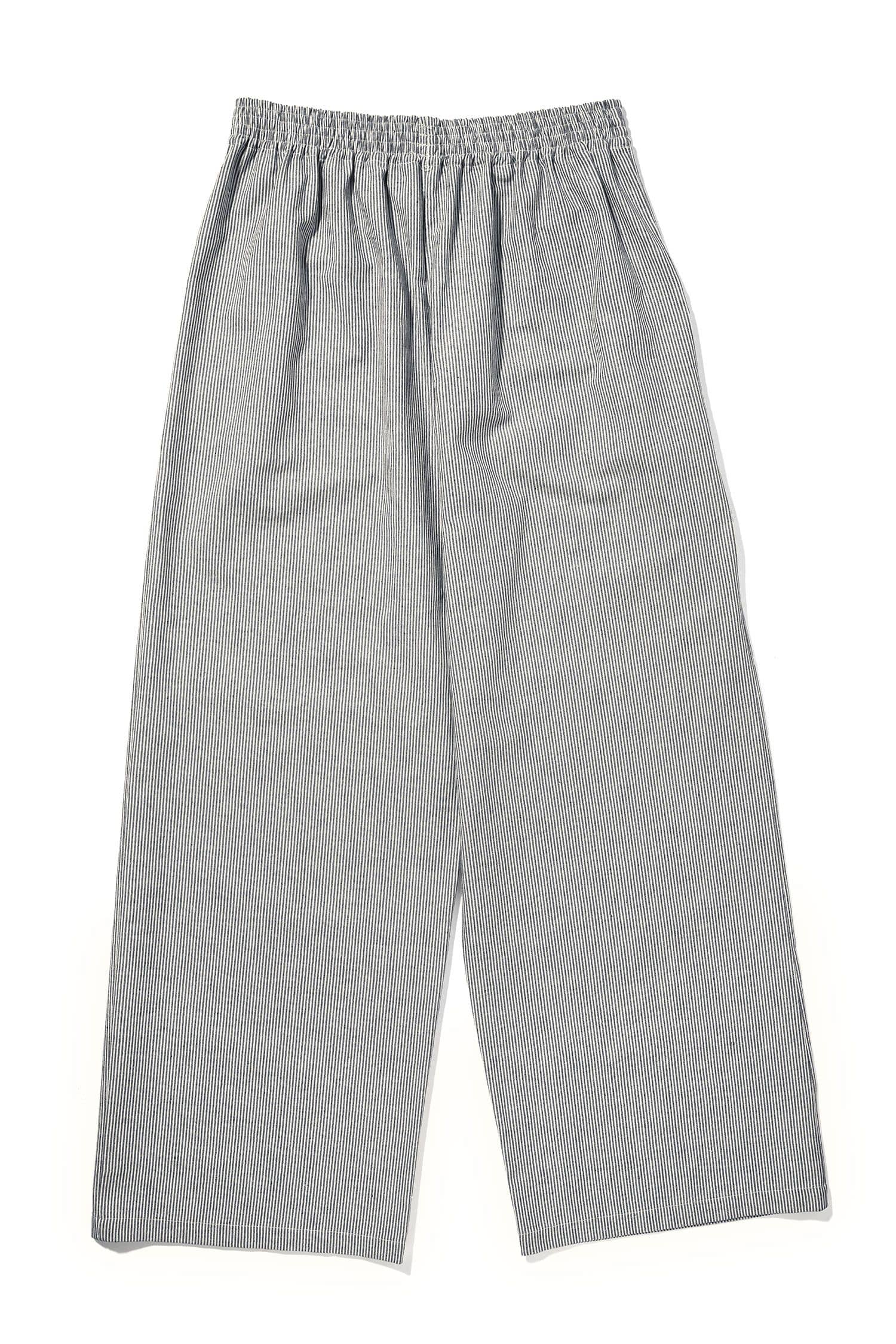 gerade geschnittene Stoffhose in blau/natur aus bio Baumwolle (kbA) vom Finkhof, Freisteller von hinten