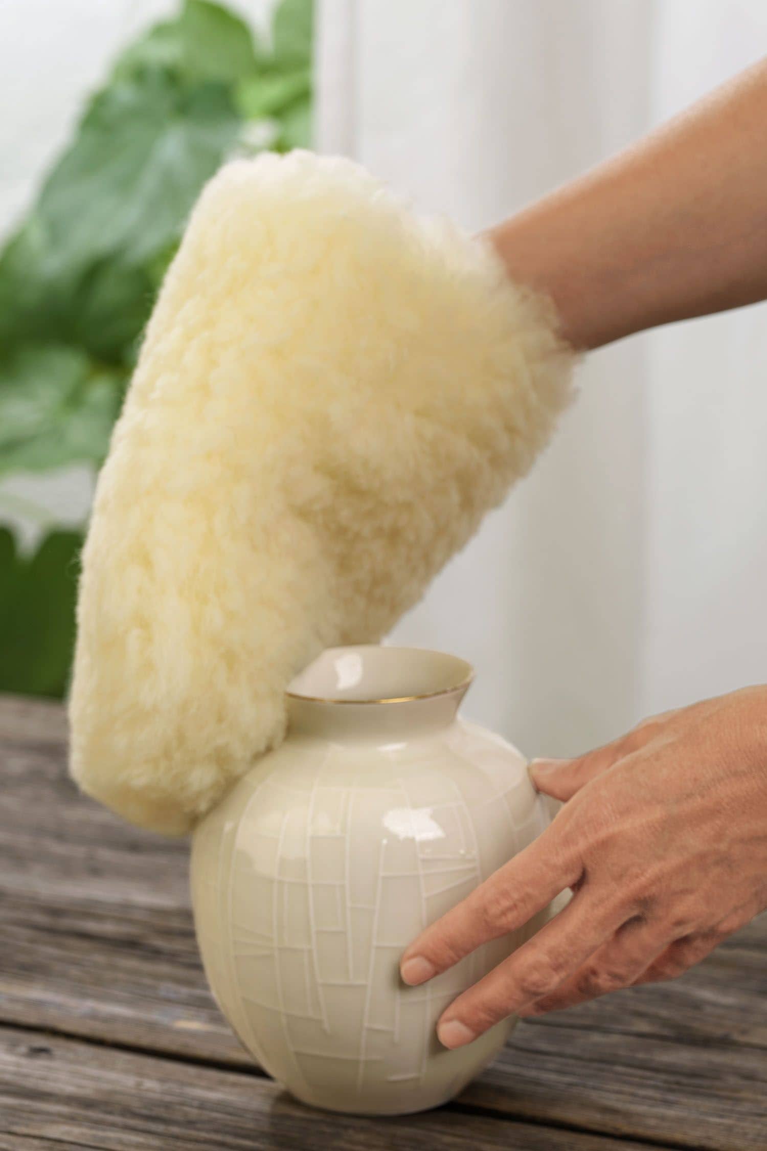 Staubhandschuhe vom Finhkof aus relugan gegerbtem Schaffell beim Vase abwischen
