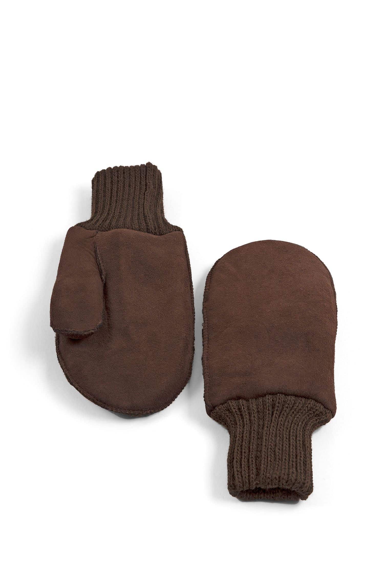 ein Paar dunkelbraune Fell- Fausthandschuhe aus Pelzvelour mit Bund, Freisteller