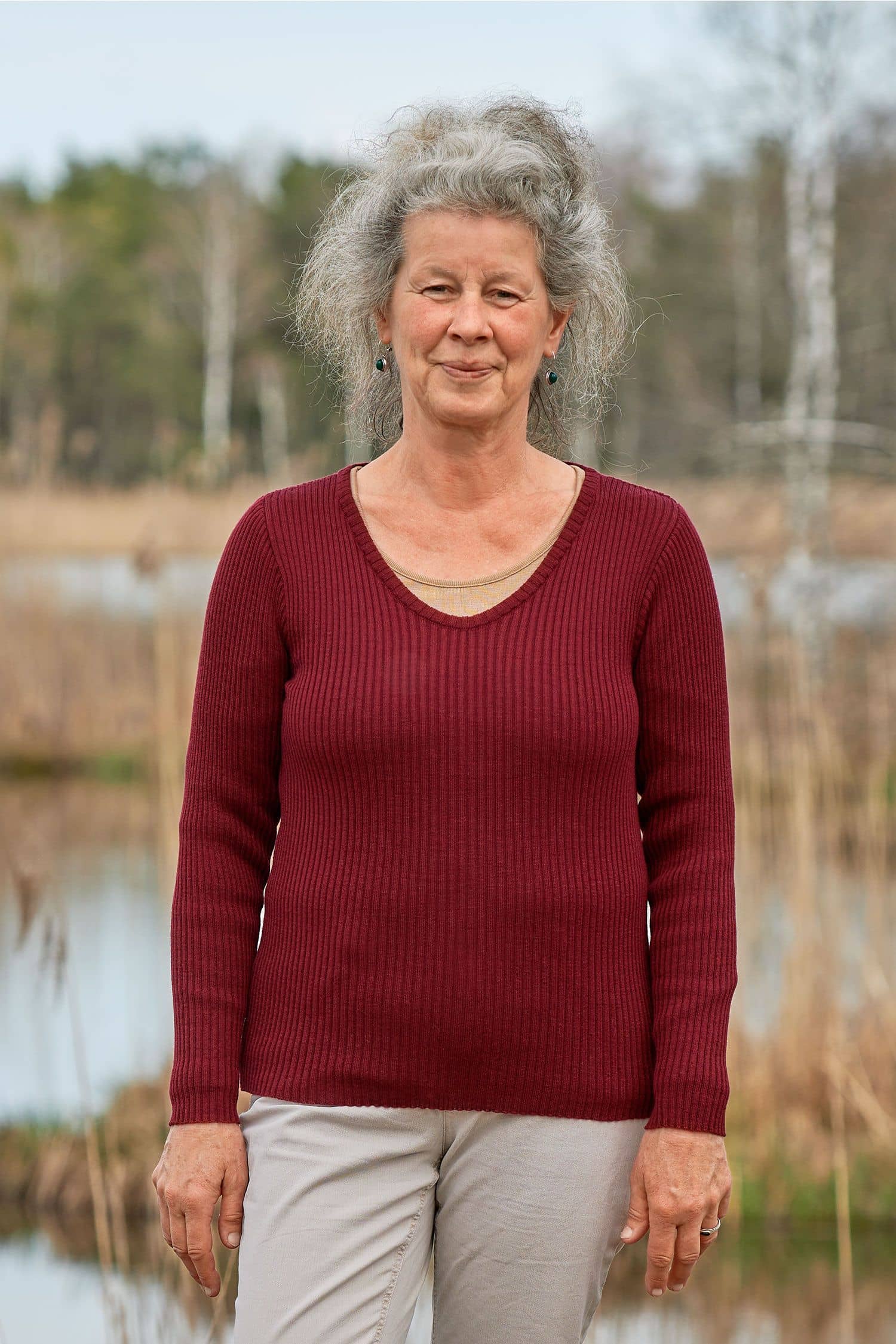 Frau trägt bordeauxrotes Rippshirt mit V Ausschnitt vom Finkhof aus bio Wolle (kbT)