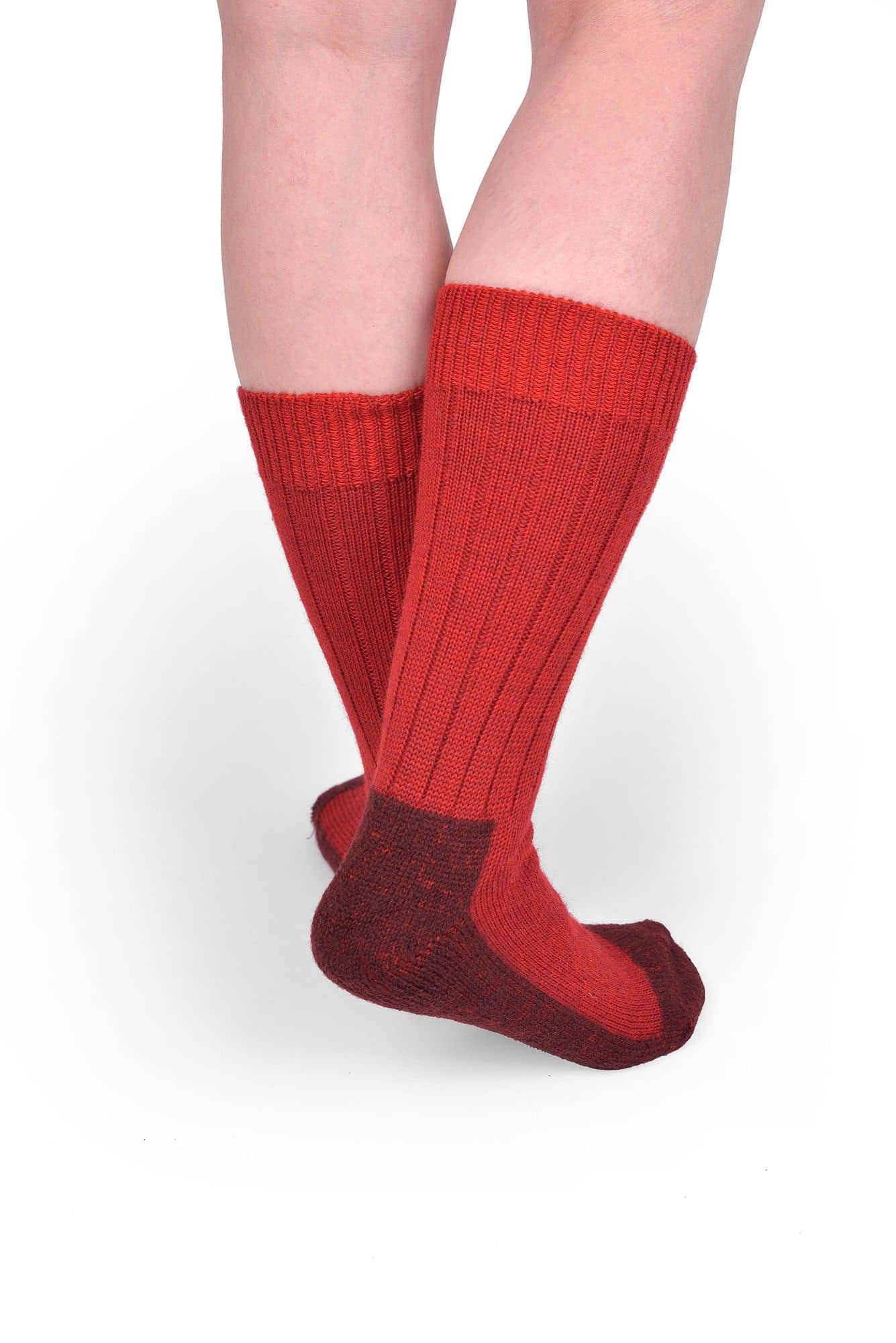 Person trägt rote Trekking-Socken aus bio Wolle (kbT) und bio Baumwolle (kbA), von hinten