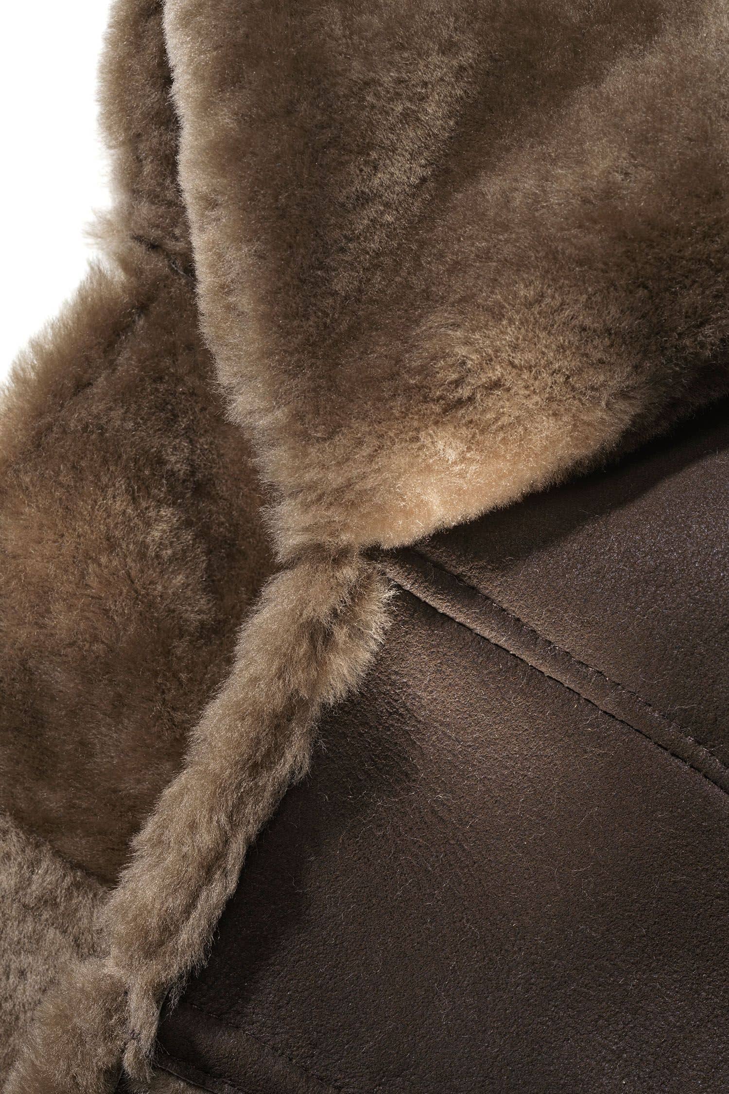 Detailansicht von brauner Fellmütze aus Schaffell vom Finkhof