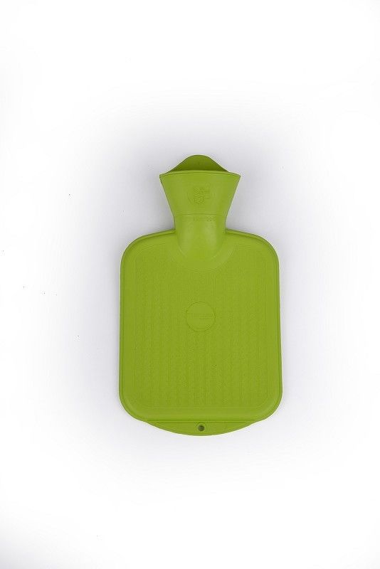 kleine grüne Wärmflasche aus Naturkautschuk, Freisteller