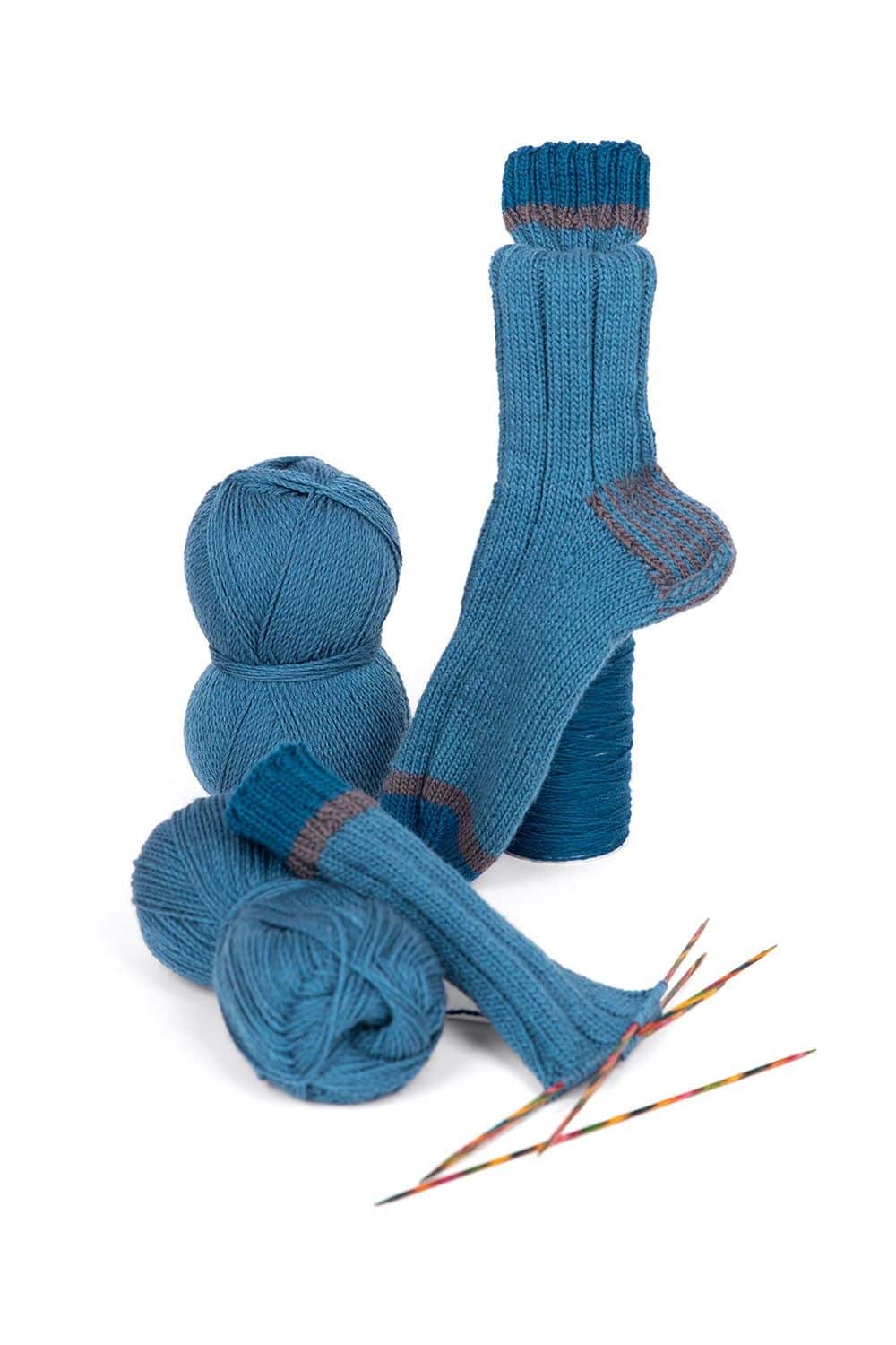 Sockenwolle fein jeans feine blaue Finkhof Sockenwolle aus bio Wolle (kbT) als Knäule und fertiger Stricksocke