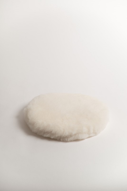 rundes Wohlfühlkissen aus pflanzlich gegerbtem Finkhof Fell, Freisteller