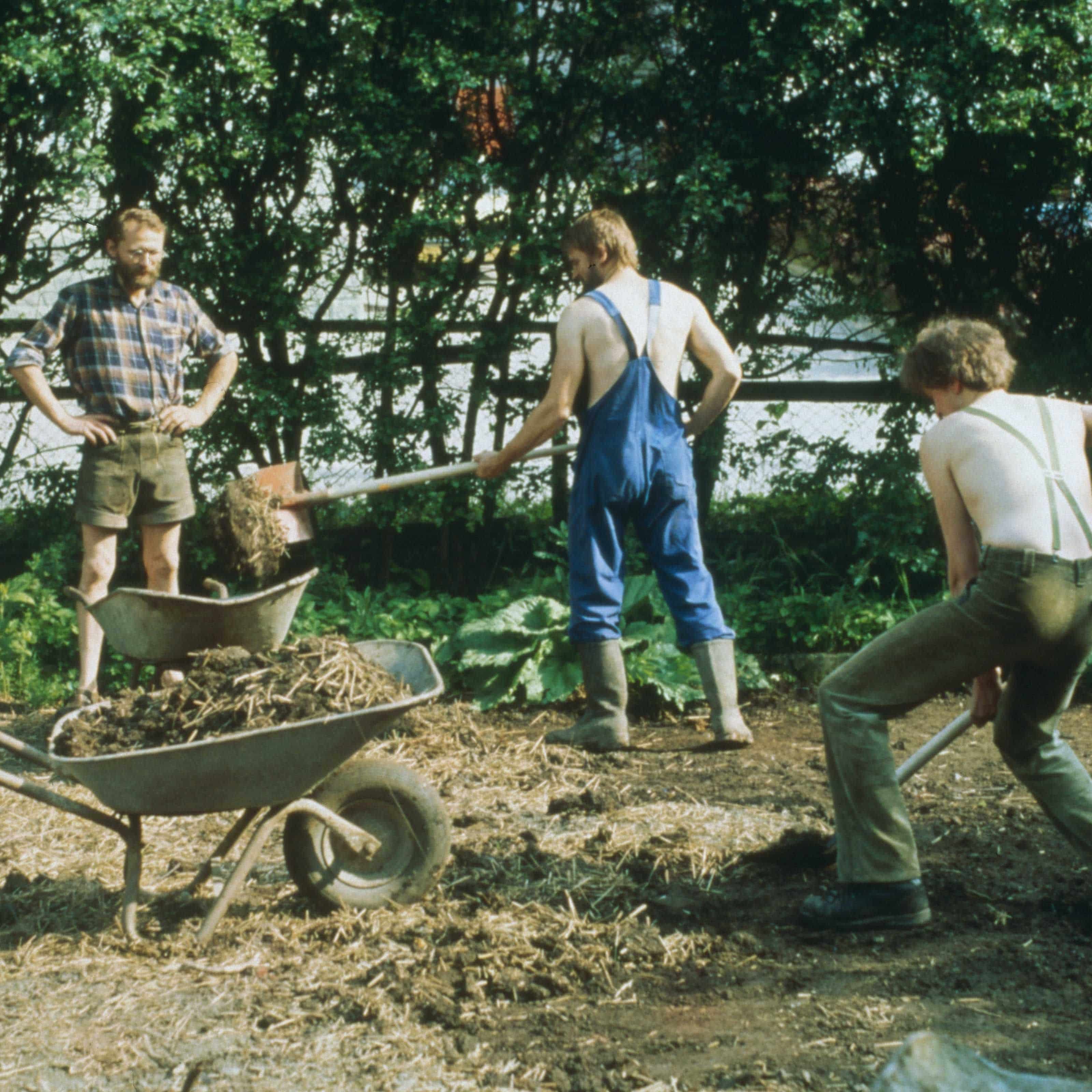 Finkhöfler bei der Gartenarbeit mit Schubkaren