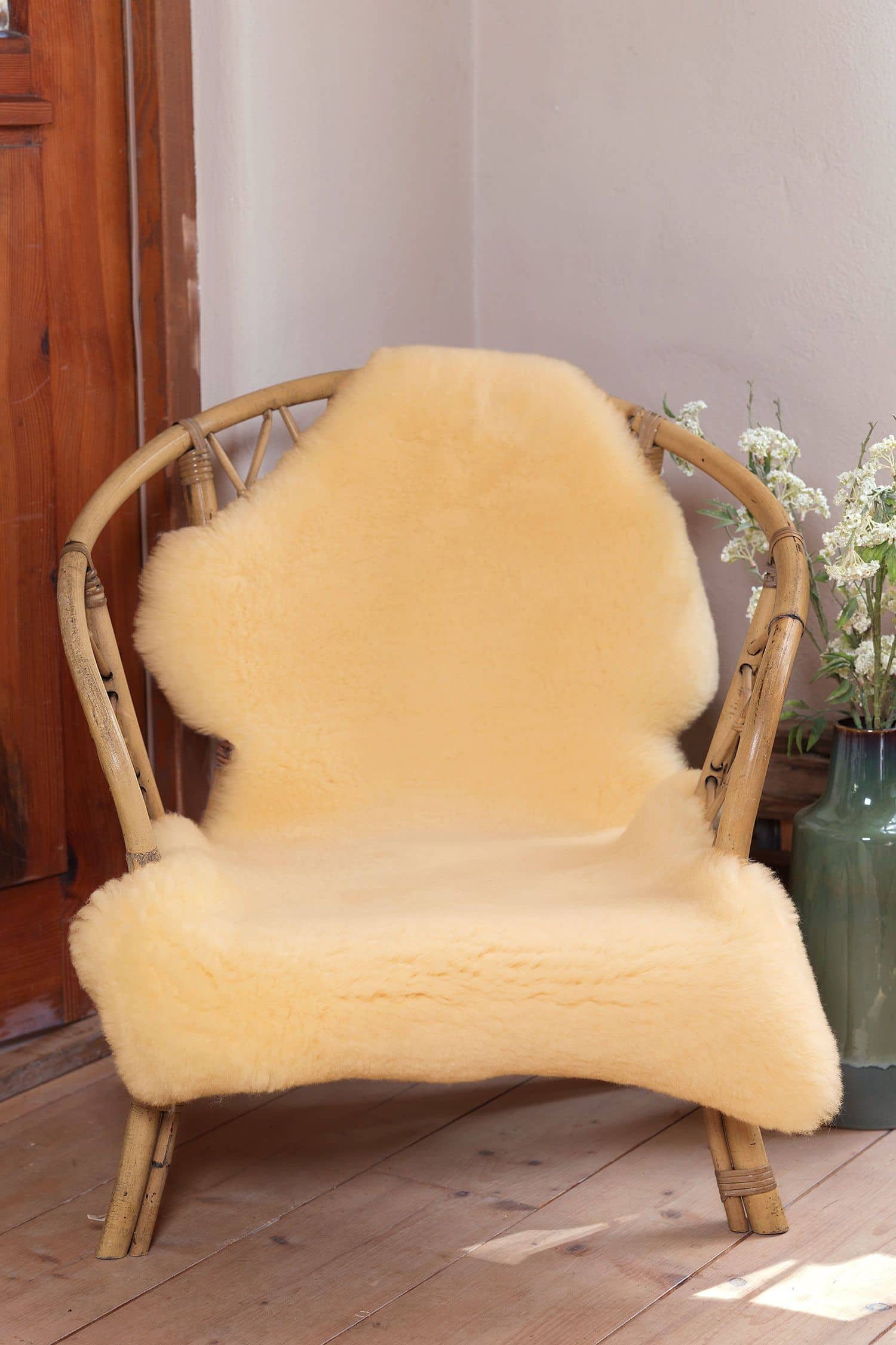 Schaffell relugan-gegerbt gelbliches relugan gegerbtes Schaffell vom Finkhof auf Korbstuhl