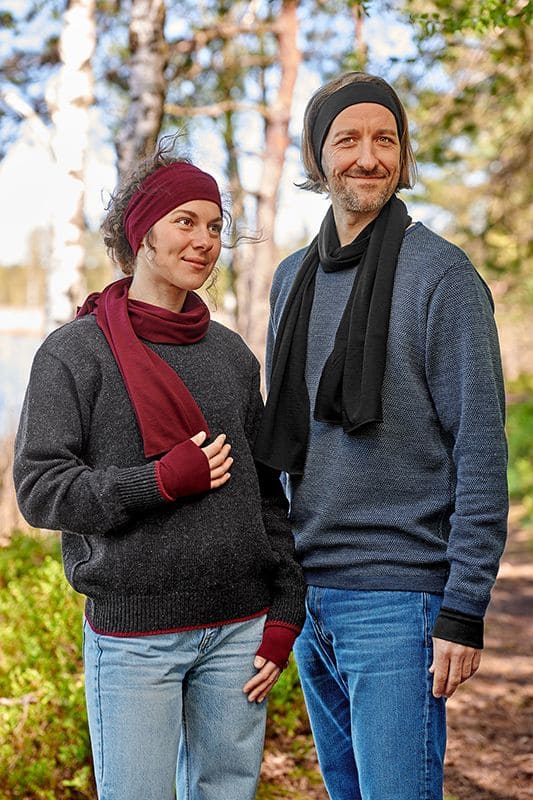 Wolle-Seide-Stirnband Stirnband aus bio Wolle (kbT) und Seide in bordeaux getragen von Mann und Frau mit grauem Pulli in der Natur