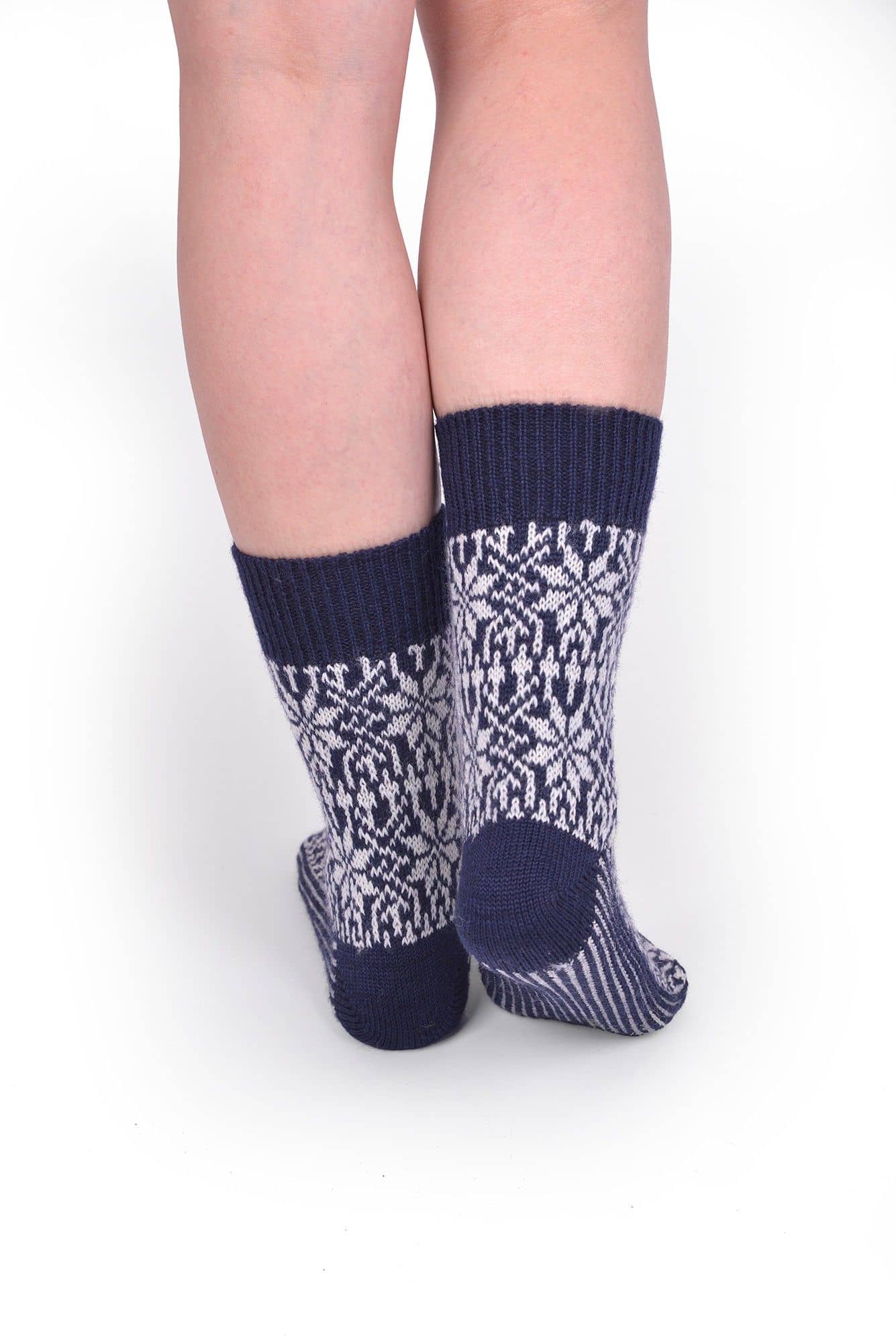 Rückansicht von blau weißen Socken mit Norwegermuster aus bio Merinowolle (kbT)