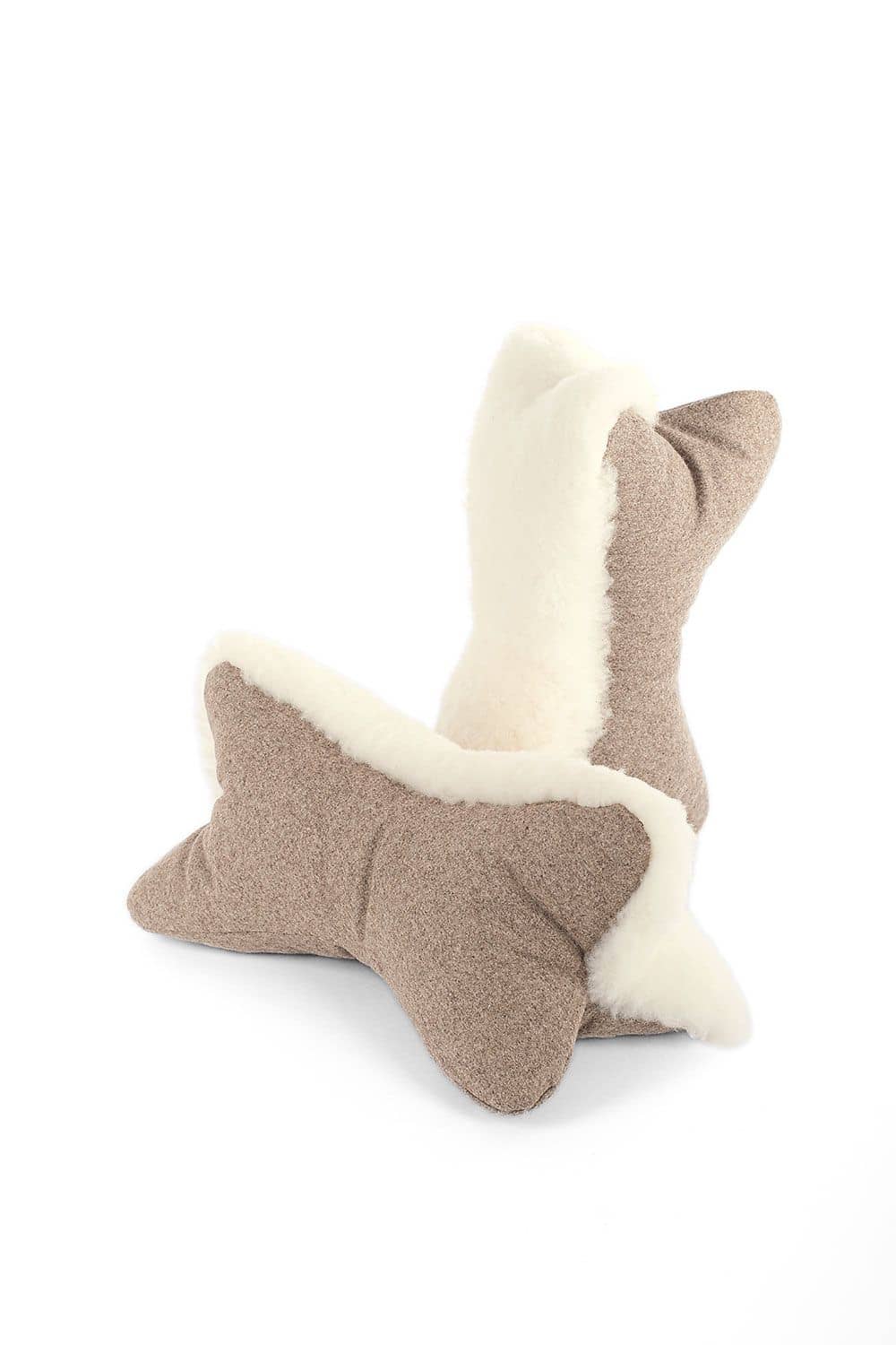 zwei Finkhof Leseknochen aus Schaffell, Loden und Rohwolle (kbT) liegen auf weißem Untergrund