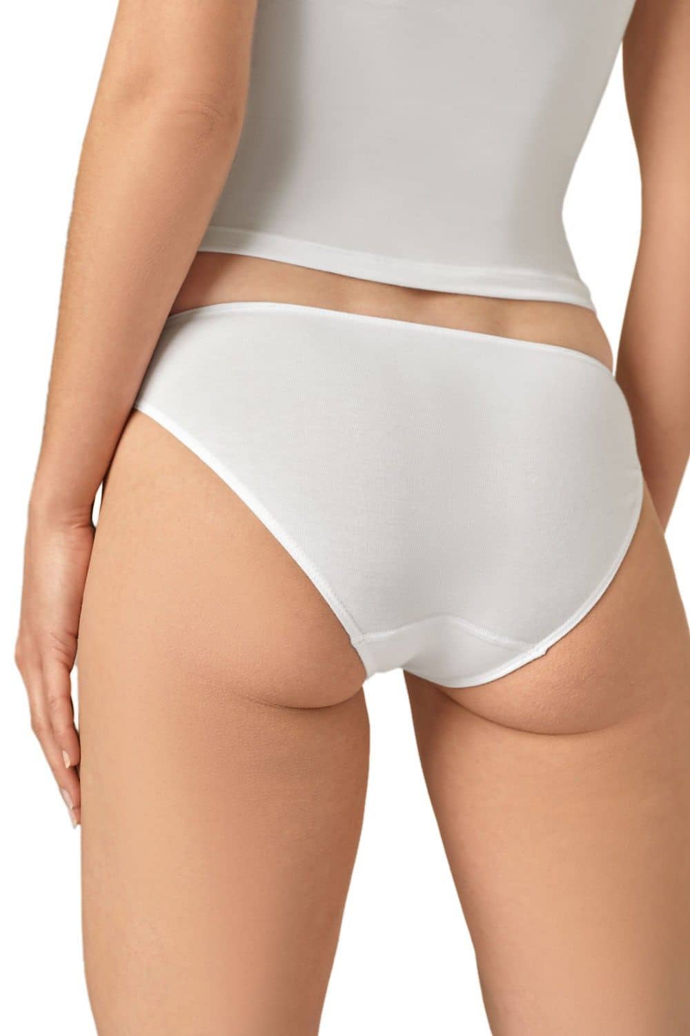 Rückansicht von Model mit weißem Baumwoll Slip aus bio Baumwolle (kbA) und Elasthan und Top