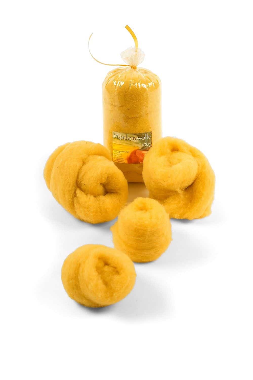 Gelbe Märchenwolle aus Bio-Schurwolle vom Merinolandschaf – 100g zum Filzen, lose und verpackt, Finkhof, weißer Untergrund