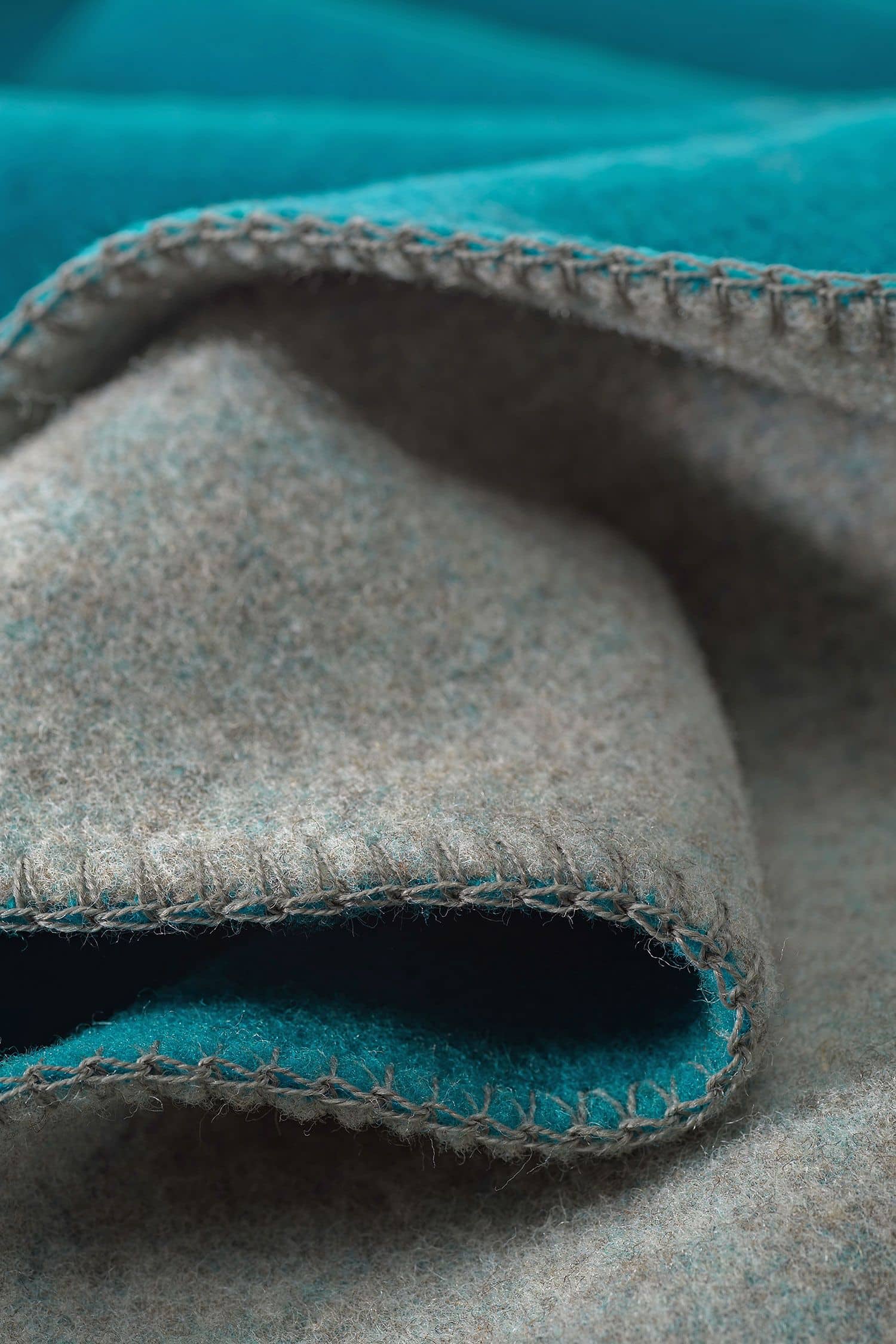 türkise/ graue Finkhof Doubleface Wolldecke aus bio Wolle (kbT) vom Merinolandschaf, Nahaufnahme