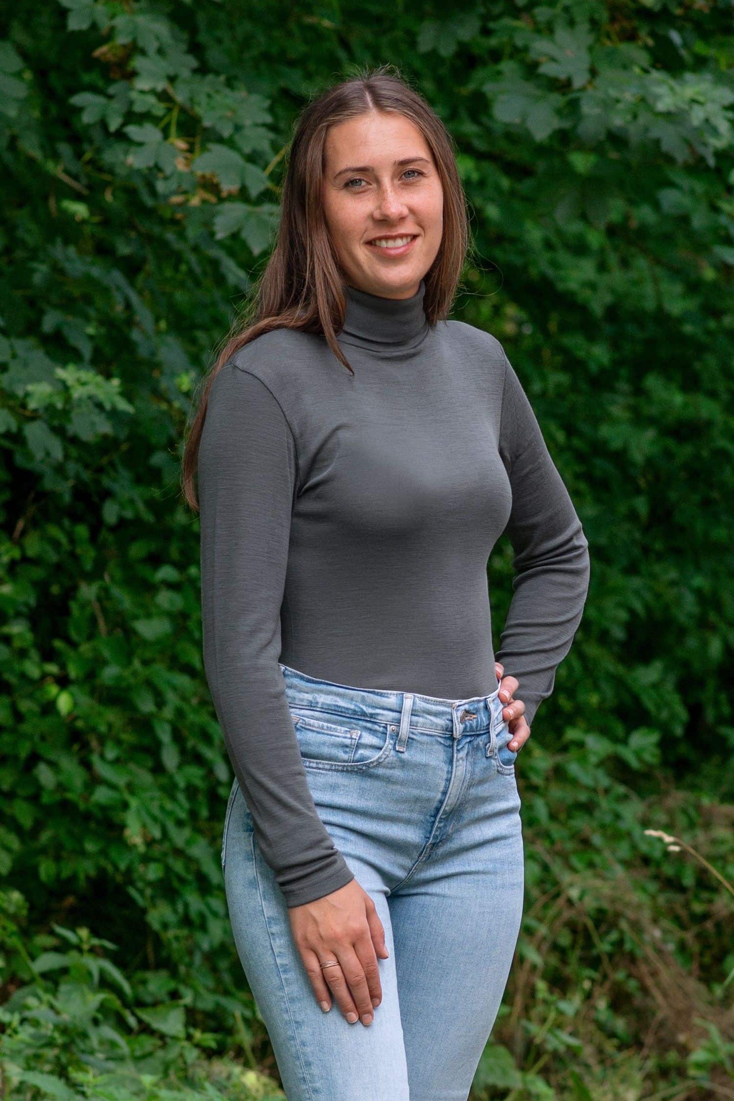 Frau trägt grauen Unterziehrolli aus bio Wolle (kbT) und Seide