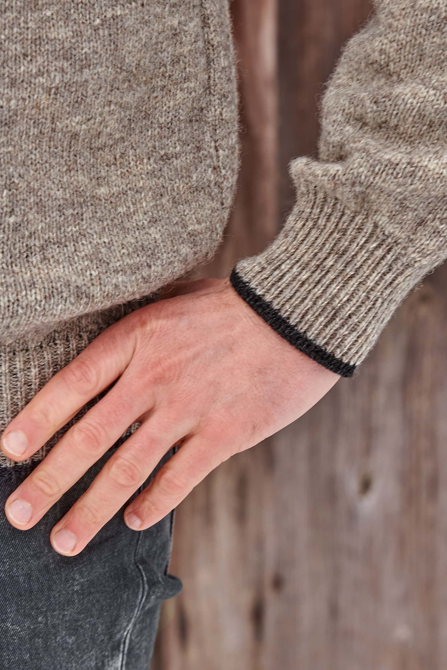 Detailaufnahme des grauen Finkhof Pullis aus bio Wolle (kbT)