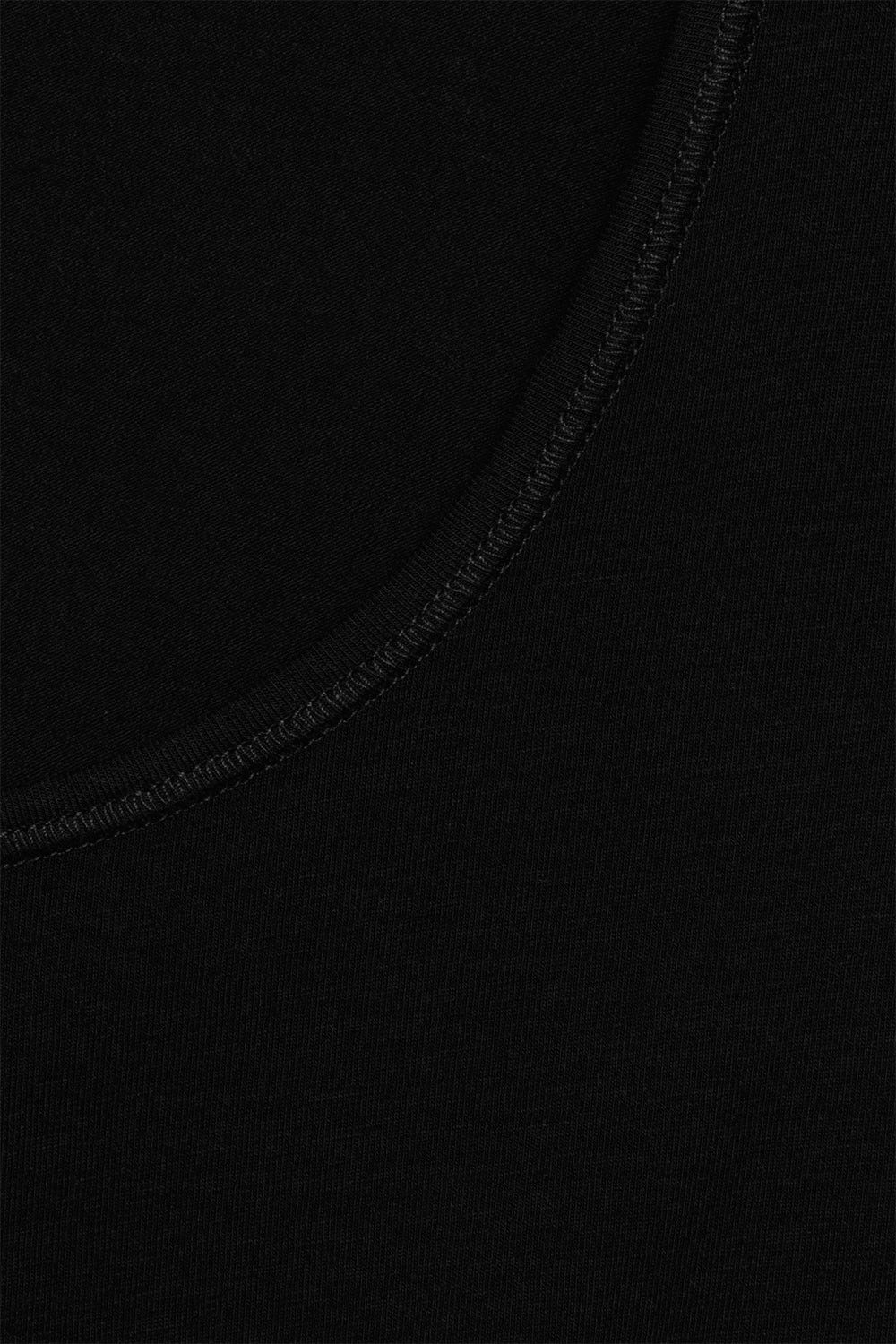 Detailaufnahme vom Kragen des schwarzen Langarmshirt