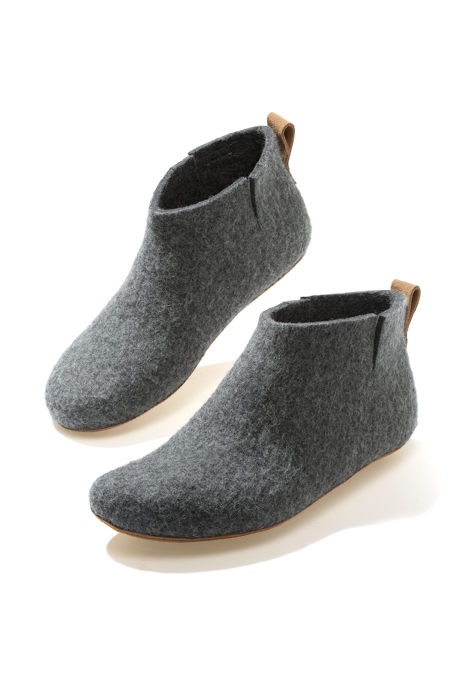Filzstiefel aus Schurwolle mit Rindsleder und Kork mehrere Paare graue Filzstiefel mit einer Sohle aus Rindsleder, Kork und Wolle