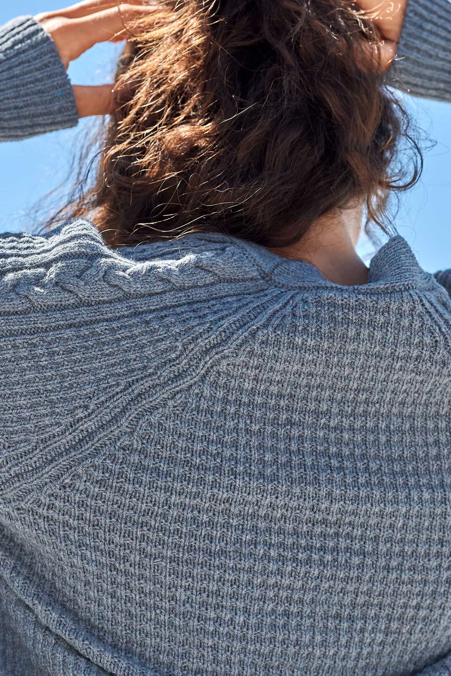 Detailaufnahme des Musters des rauchblauem Finkhof Cardigan aus bio Wolle (kbT)