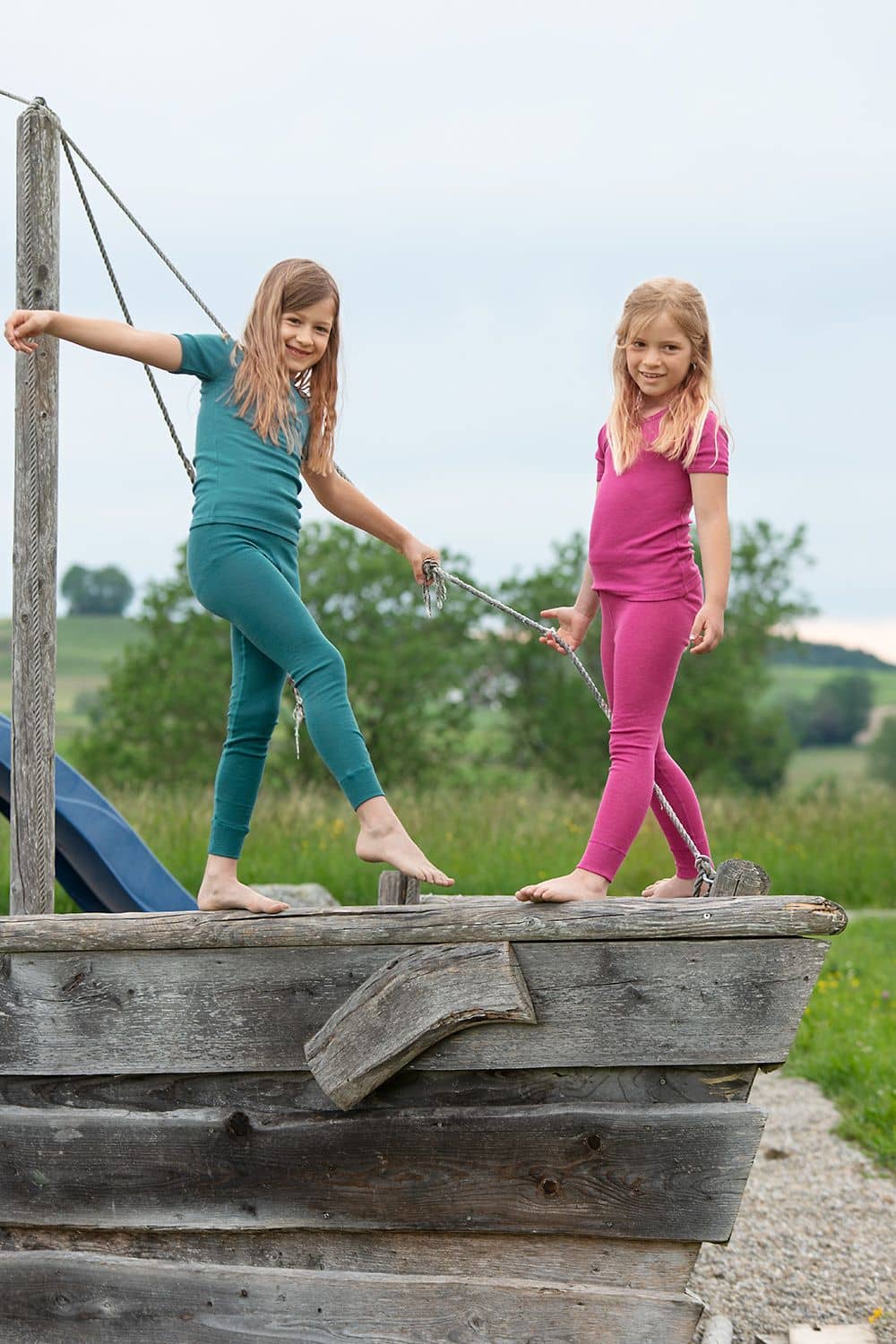 Wolle-Seide Lange Unterhose Mädels tragen lange Unterhose aus bio Wolle (kbT) Seide Mix in fuchsia und türkis mit passenden Shirts auf Holzschiff