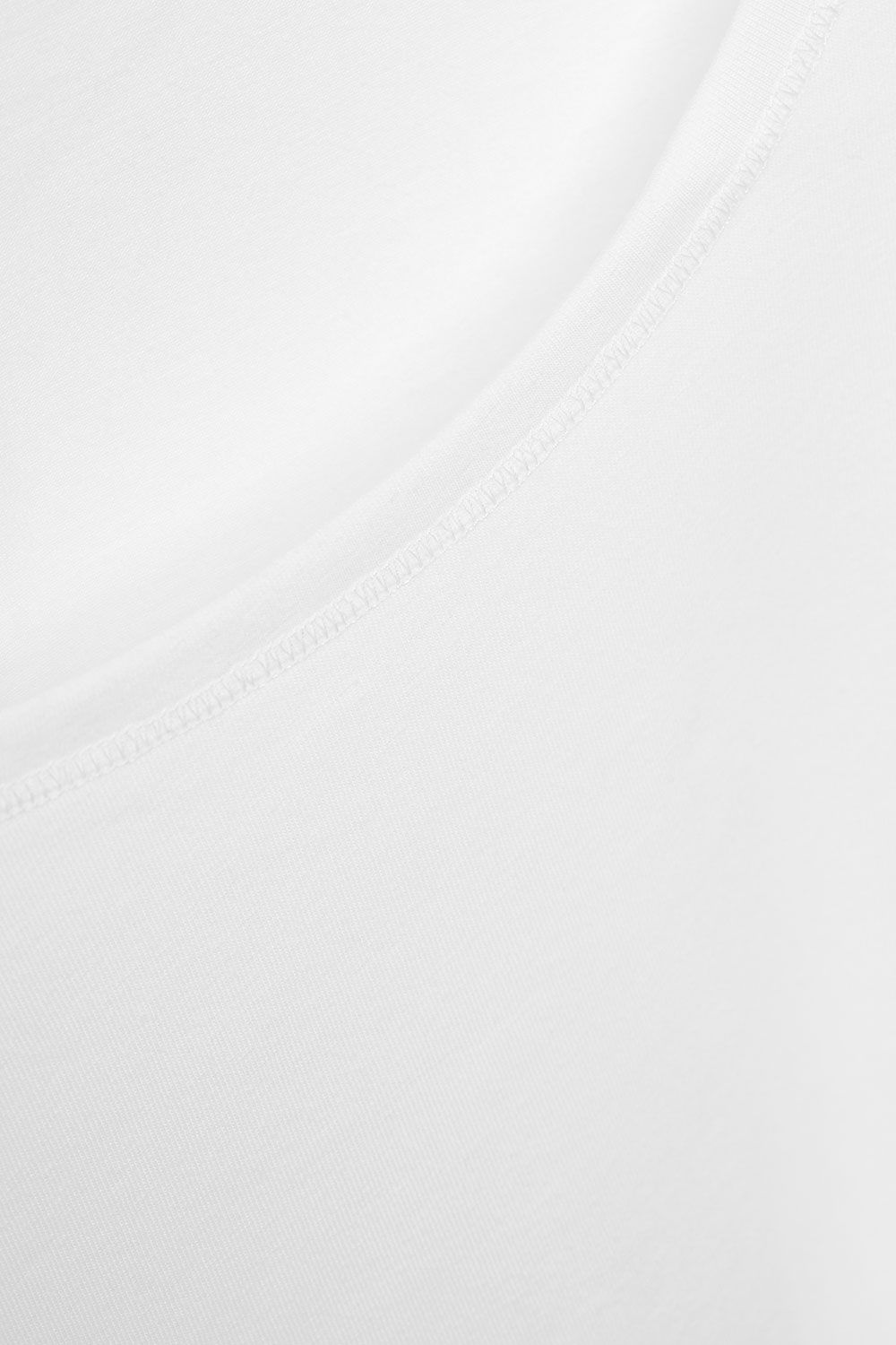 Detailfoto vom Kragen des weißen Herren Achselhemds aus bio Baumwolle (kbA) und Elasthan