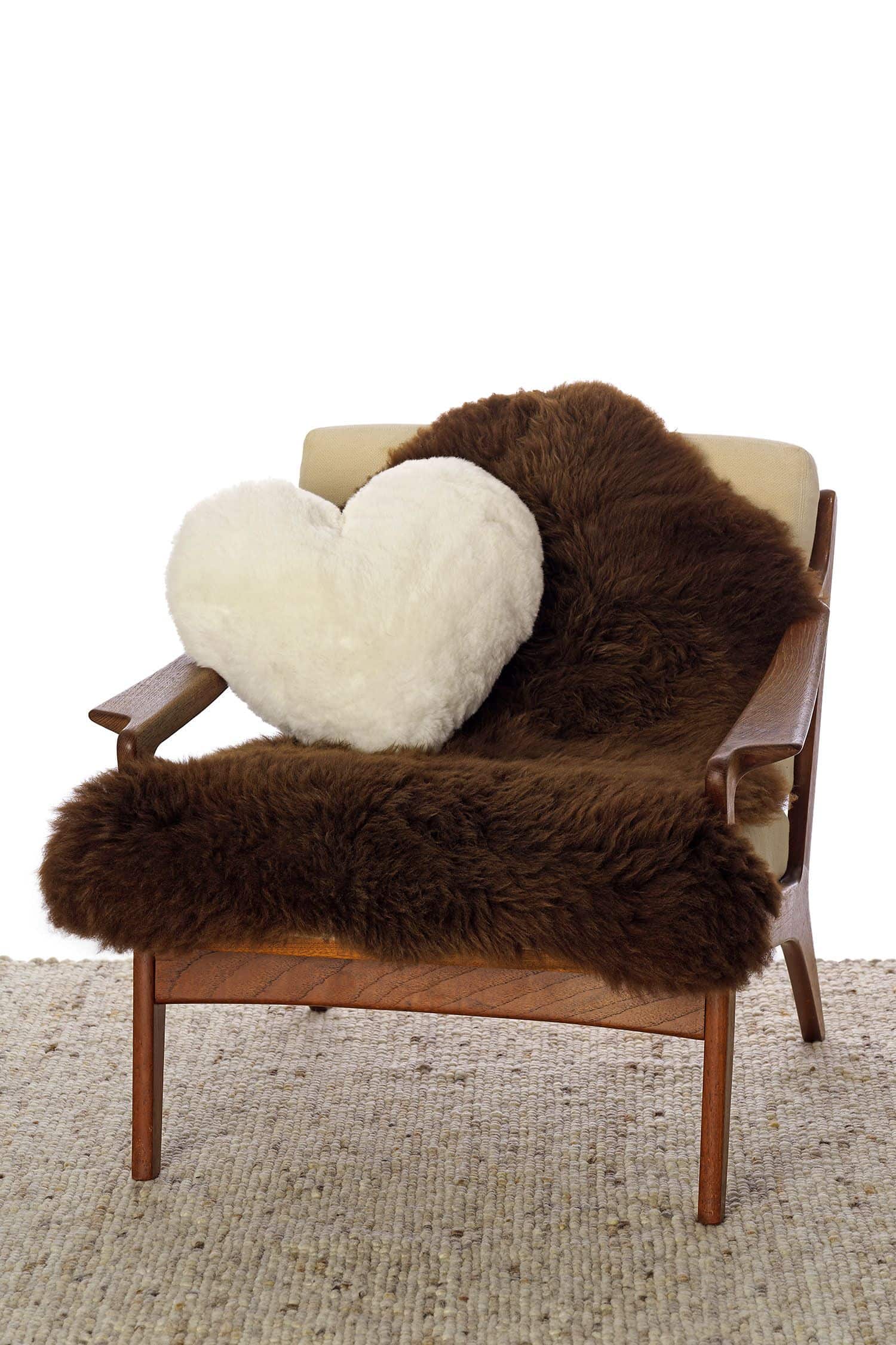 weißes großes Herz aus pflanzlich gegerbtem Schaffell vom Finkhof auf einem Sessel mit braunem Fell