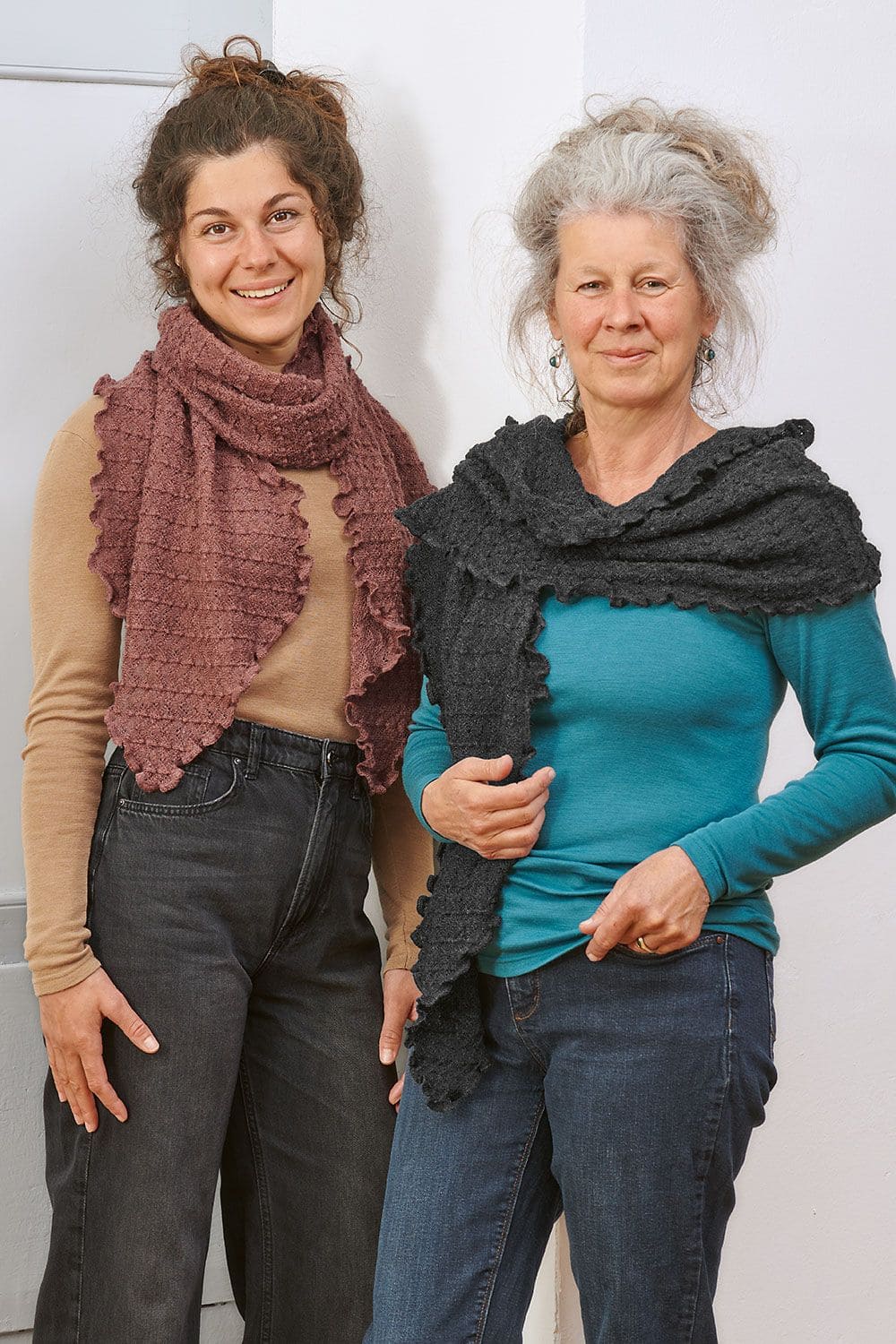 Ajourschal Frauen tragen anthraziten und beerefarbenen Ajourschal aus bio Wolle (kbT) mit beigen und türkisen Shirts und Jeans