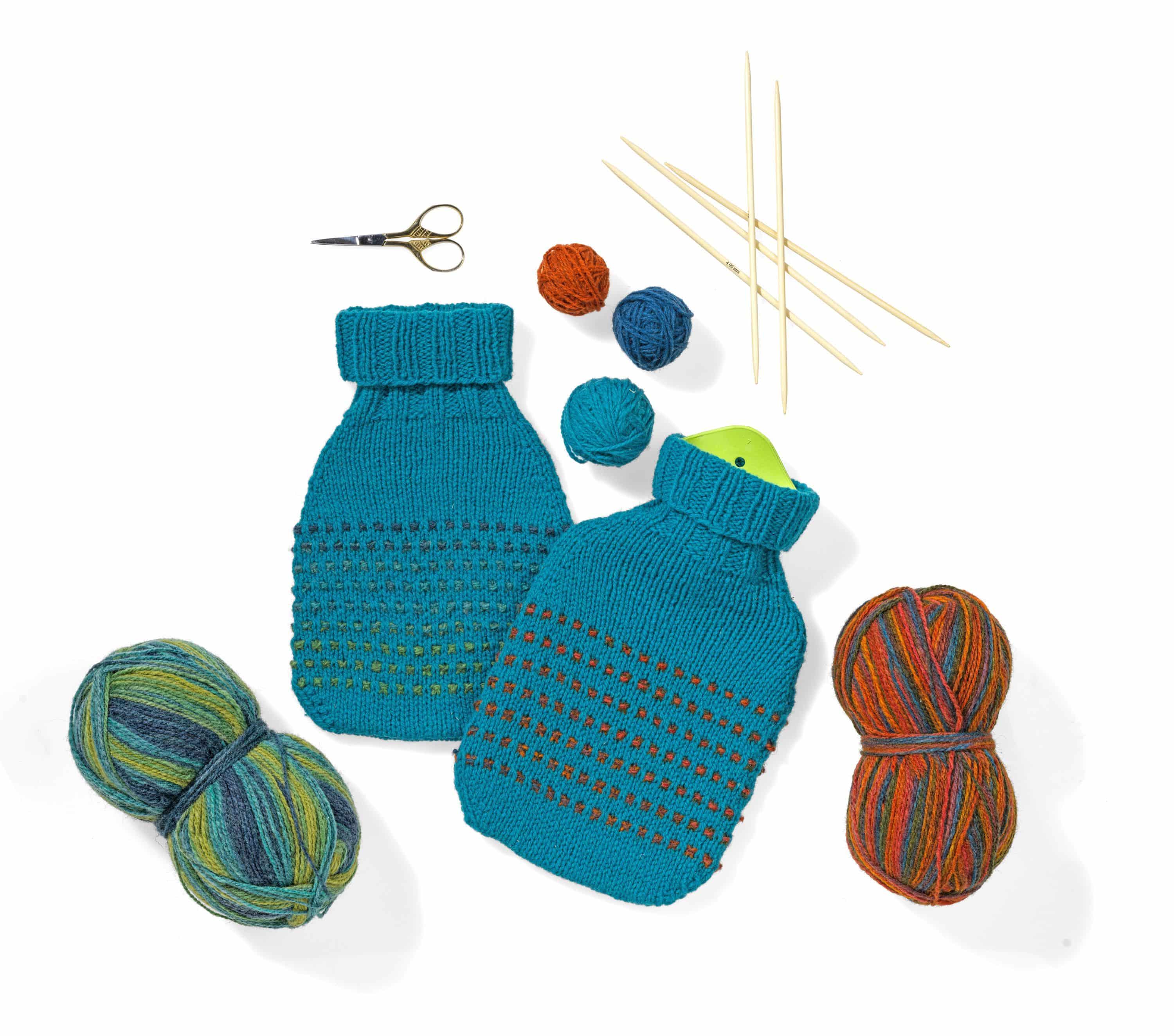Strickanleitung - kleiner Wärmflaschenbezug mit Pünktchenmuster türkis grüner selbstgestrickter Wärmflaschenbezug mit Wollen und Stricknadeln