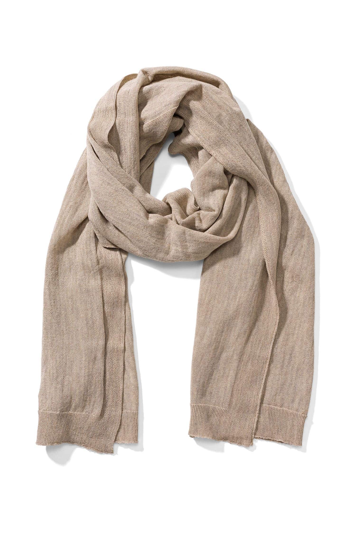 beiger feiner Merinoschal aus bio Wolle (kbT) vom Finkhof, Freisteller