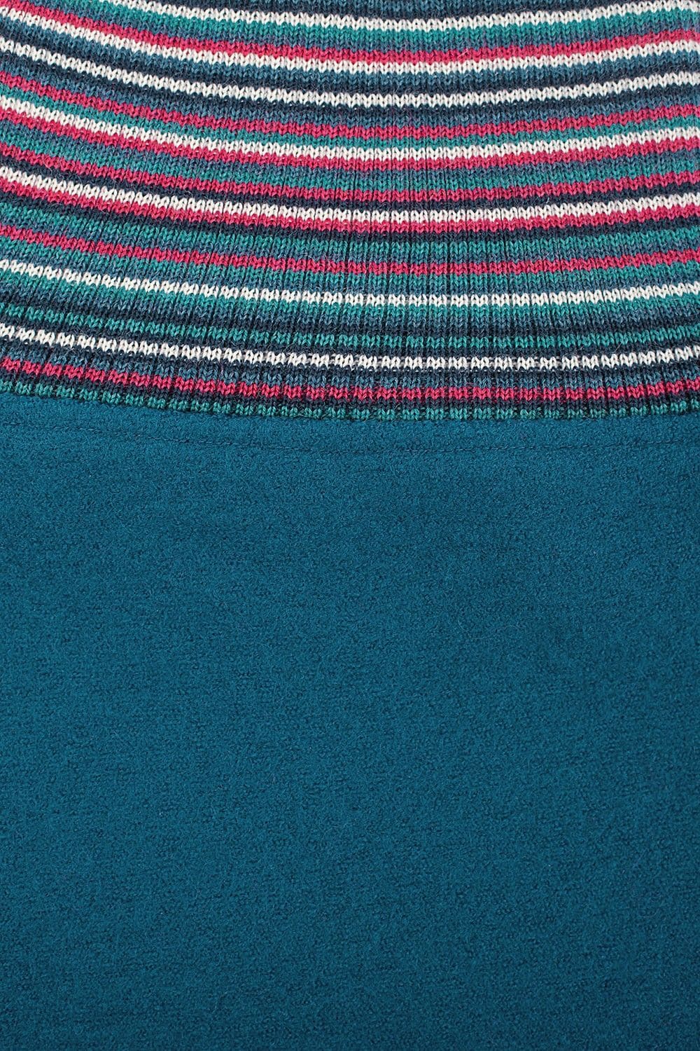 Detailaufnahme vom bunt gestreiften Strickbund des dunkelblauen Rocks vom Finkhof aus bio Wolle (kbT)