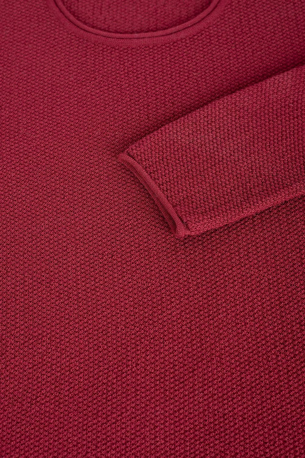 Detailfoto vom Ärmel von bordeauxrotem Wollshirt aus bio Wolle (kbT) vom Finkhof
