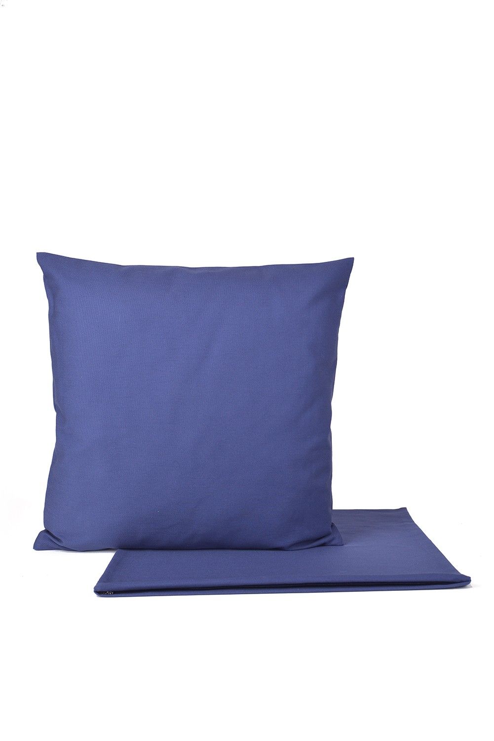 blauer Sofakissenbezug aus bio Baumwolle (kbA) vom Finkhof mit Kissen drinnen und leerem Kissen