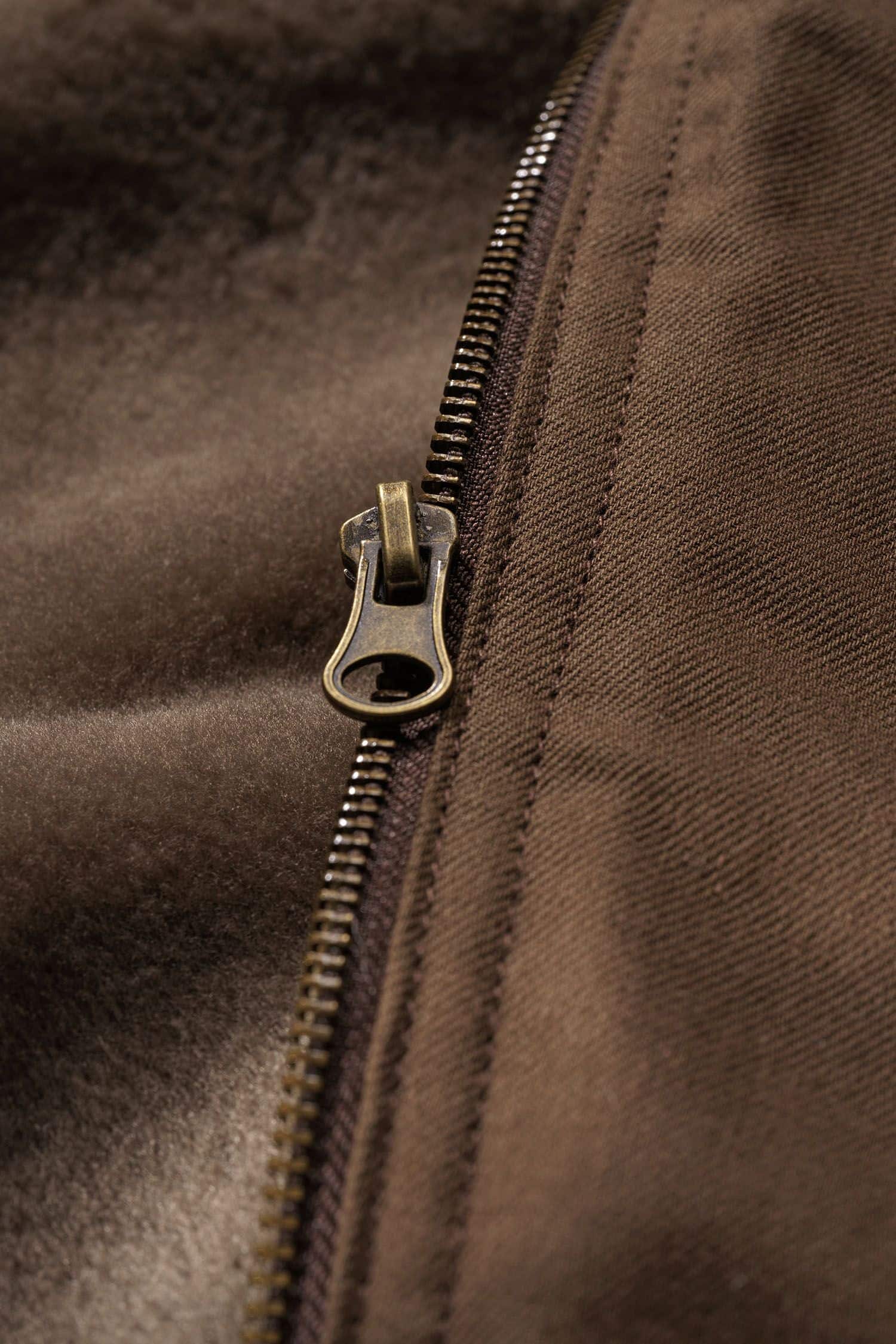 Detailaufnahme des Reißverschlusses von brauner Fellweste aus bio Baumwolle (kbA) und Fell vom Finkhof