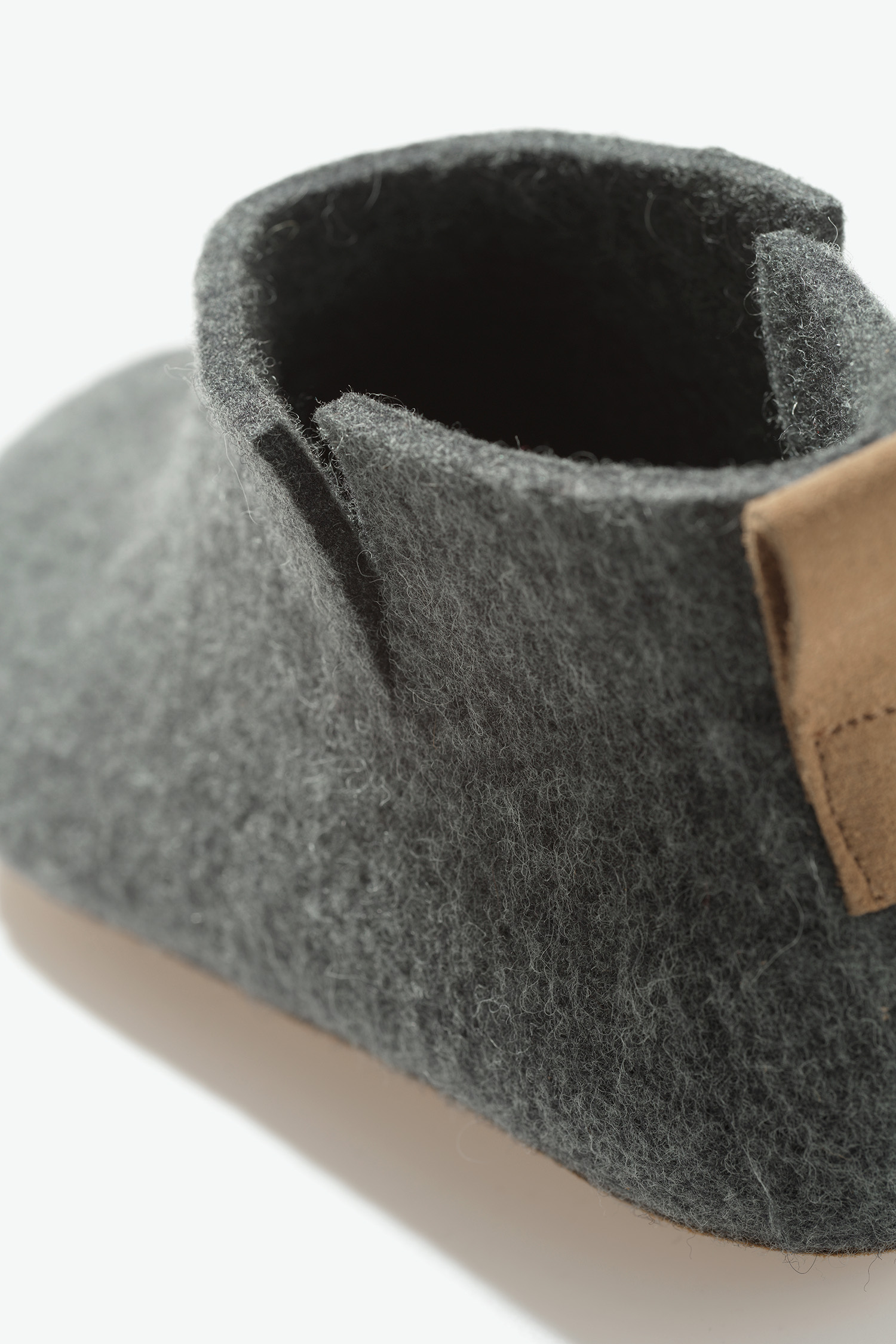 Filzstiefel aus Schurwolle mit Rindsleder und Kork graue Filzstiefel mit einer Sohle aus Rindsleder, Kork und Wolle, Freisteller von hinten und vorne