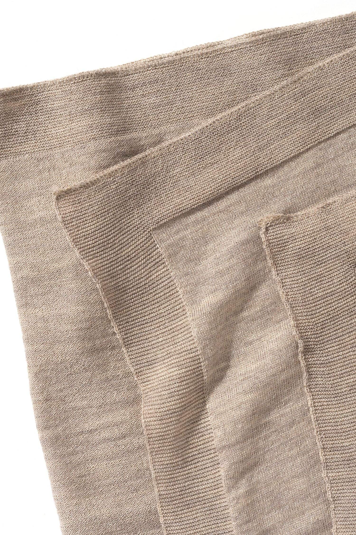 Detailaufnahme der Kanten des sandfarbenenen Merinoschals aus bio Wolle (kbT) vom Finkhof