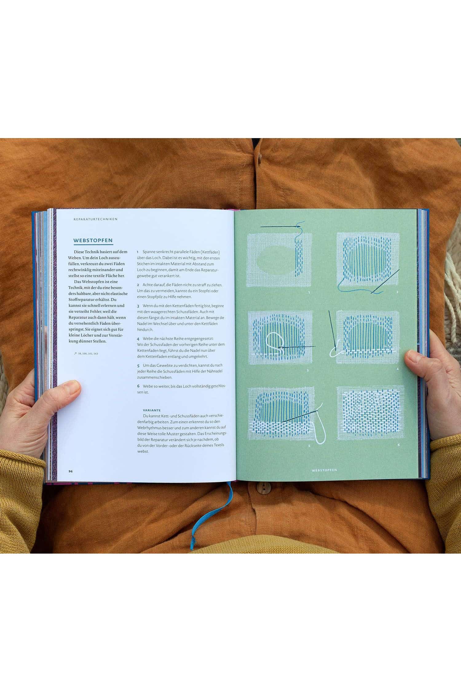aufgeschlagene Seite vom Buch ,,Nach kaputt kommt schöner - Textile Reparaturen von Hand"