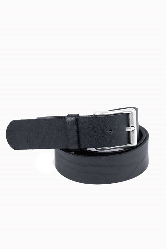 schwarzer Herrengürtel aus pflanzlich gegerbtem Rindsleder mit silberner Schnalle, Freisteller